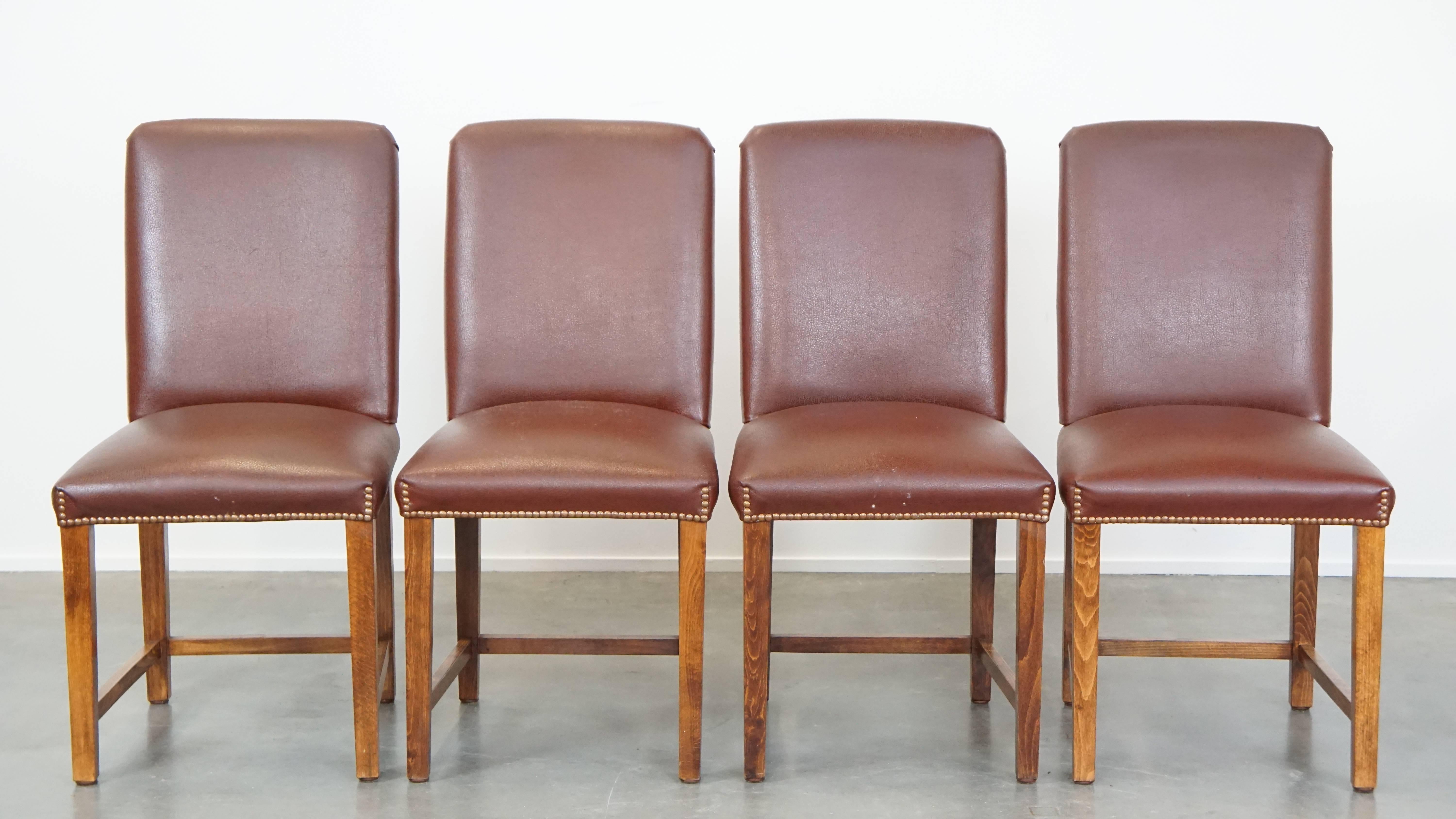 Questo set di 4 sedie da pranzo in pelle color cognac si inserisce facilmente in qualsiasi ambiente grazie al suo fascino inglese senza tempo. Le sedie sono rifinite con chiodi decorativi che ne sottolineano il lusso e l'eleganza. Offrono un comfort