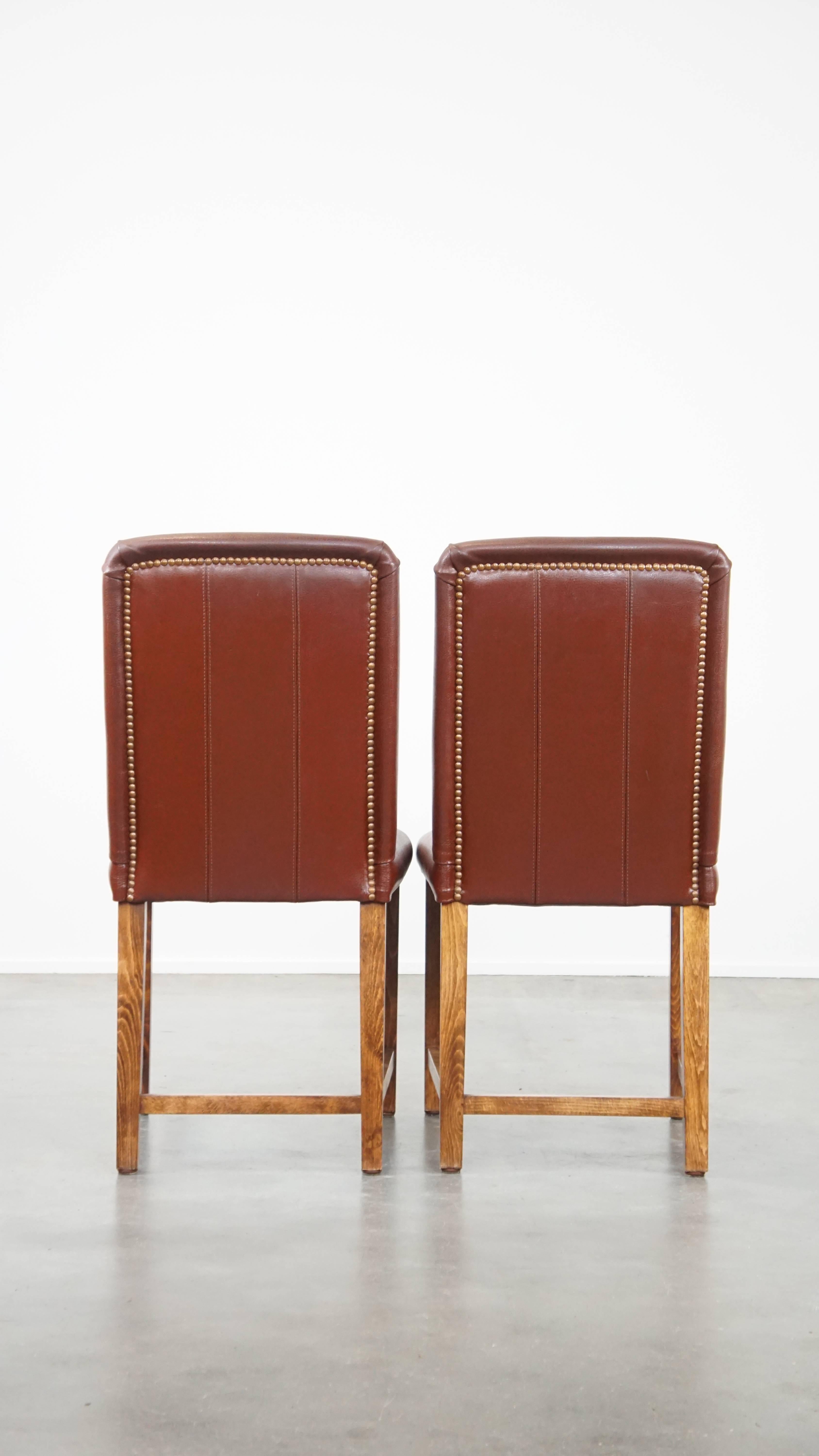 XX secolo Set di 4 lussuose e comode sedie da pranzo in pelle color cognac in stile inglese in vendita