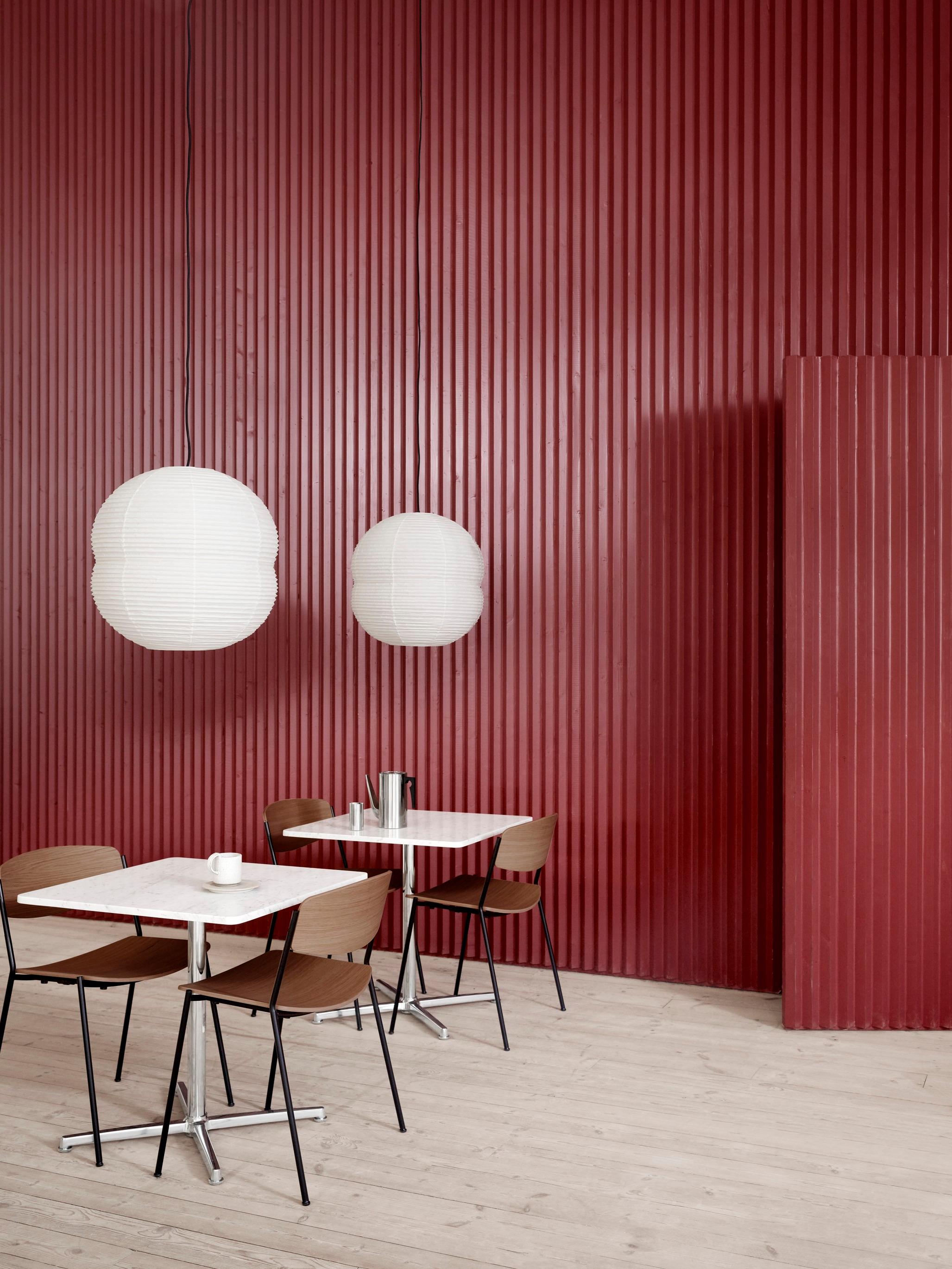 La chaise Lynderup est une chaise empilable flexible pour les espaces de collaboration,
les auditoriums, les cafés et les locaux commerciaux. Lynderup est un empilage flexible
chaise avec coques en contreplaqué, conçue par Børge Mogensen en 1954. Le