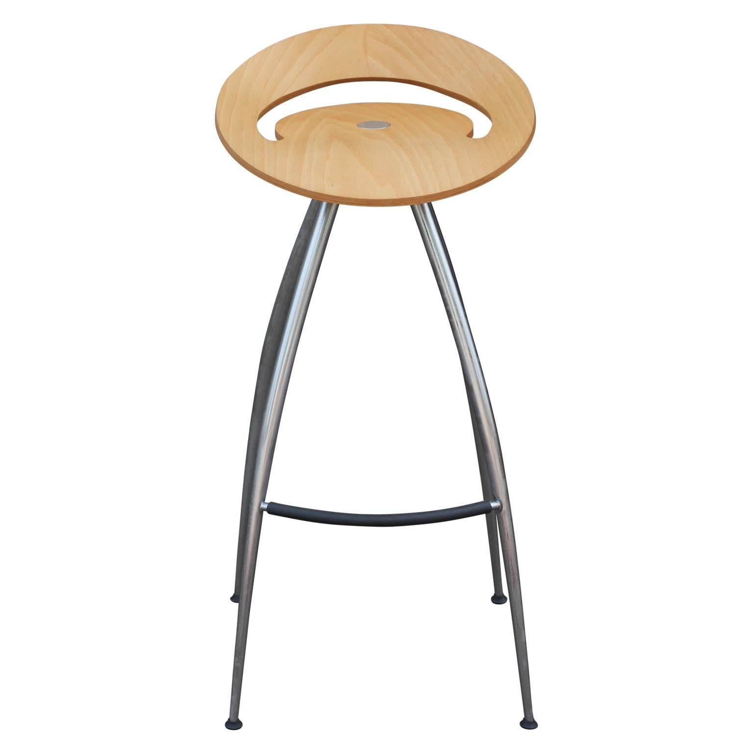 Lyra is a family of stools of different heights,
created for Magis by Design Group Italia, one
of Italy’s most significant industrial design
firms. Its chromed frame in tapered steel
tube features harmonious arched lines and
a simple,