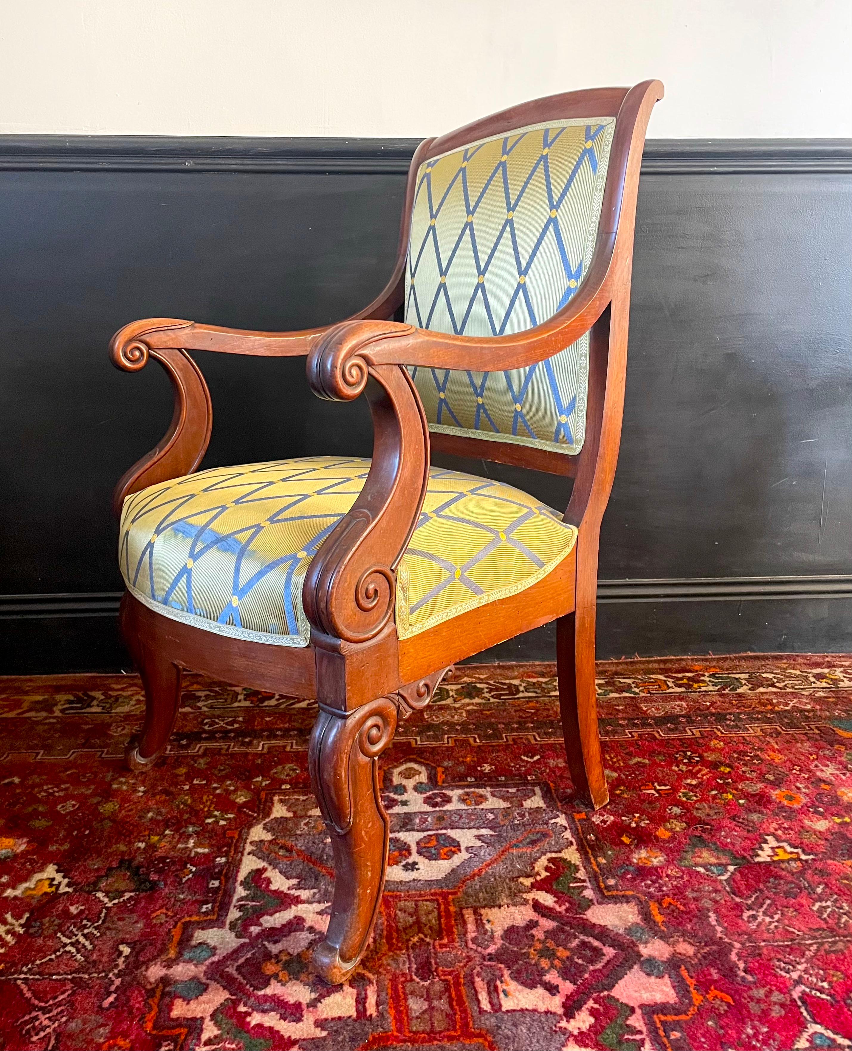 Set of 4 Restoration armchairs. around 1820.
Mahogany.
Beautiful golden patina.
Rolling armrests that end in scrolls.
Console front legs.
Rear saber base.
Straight roll-up backrest.
carved wood
The seat upholstery is worn. The upholstery is in good