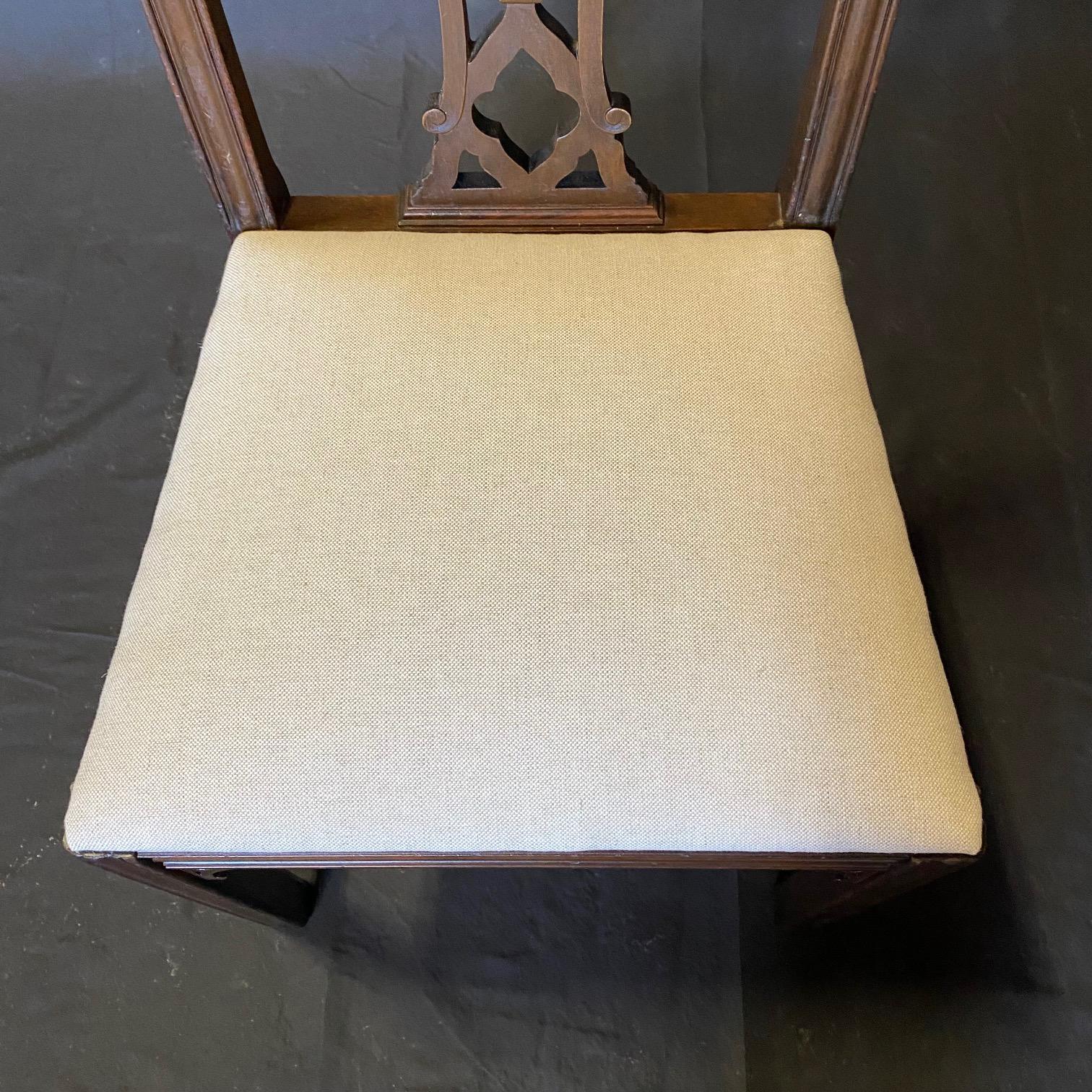 Set of 4 Mahogany Chippendale Dining Chairs with New Upholstery mediados del siglo XX en venta