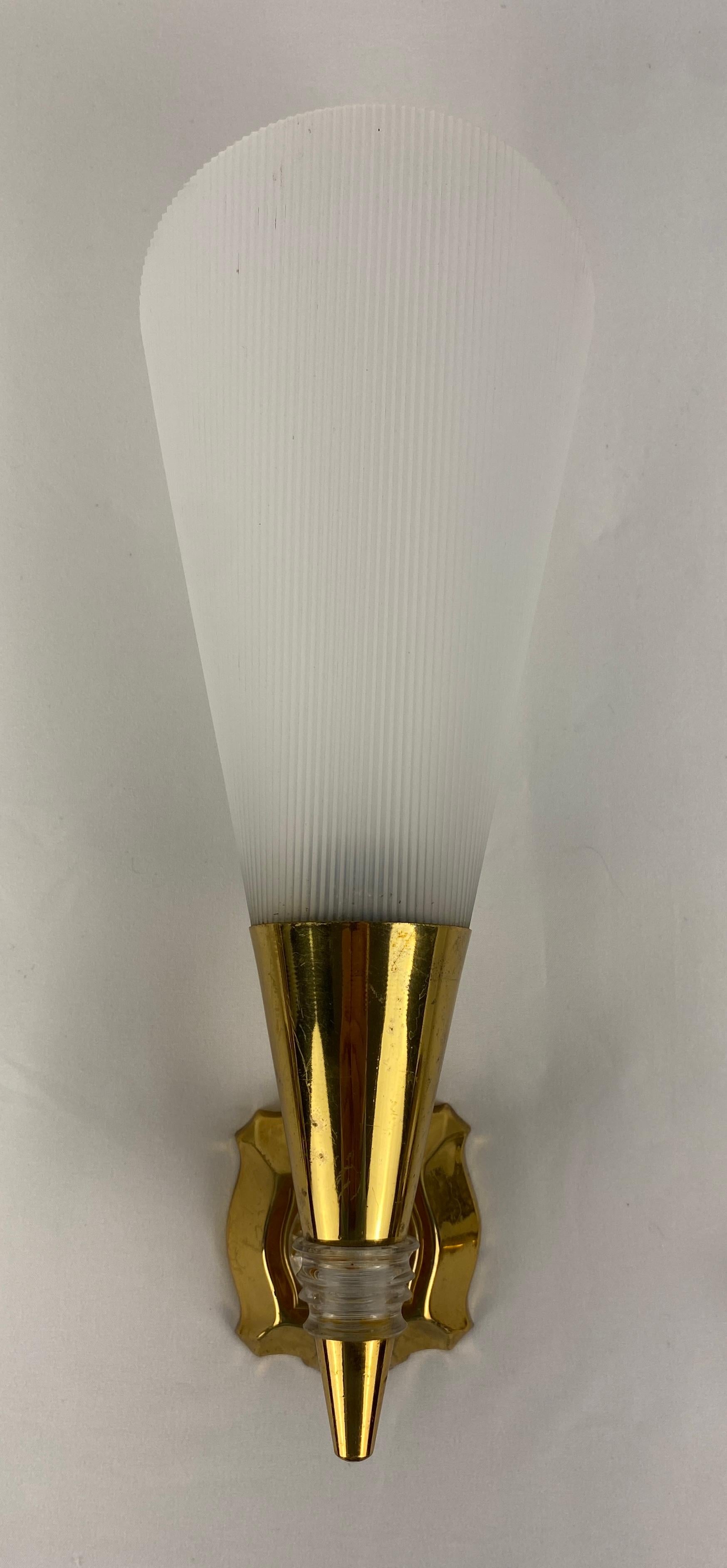 Elegante juego de 4 apliques de estilo Mid Century Maison Arlus importados de Francia.
Apliques cónicos de doble y simple luz, hacia 1950. Compuesto por un cuerpo de latón y una pantalla de plexiglás.

Este conjunto de apliques de estilo Maison