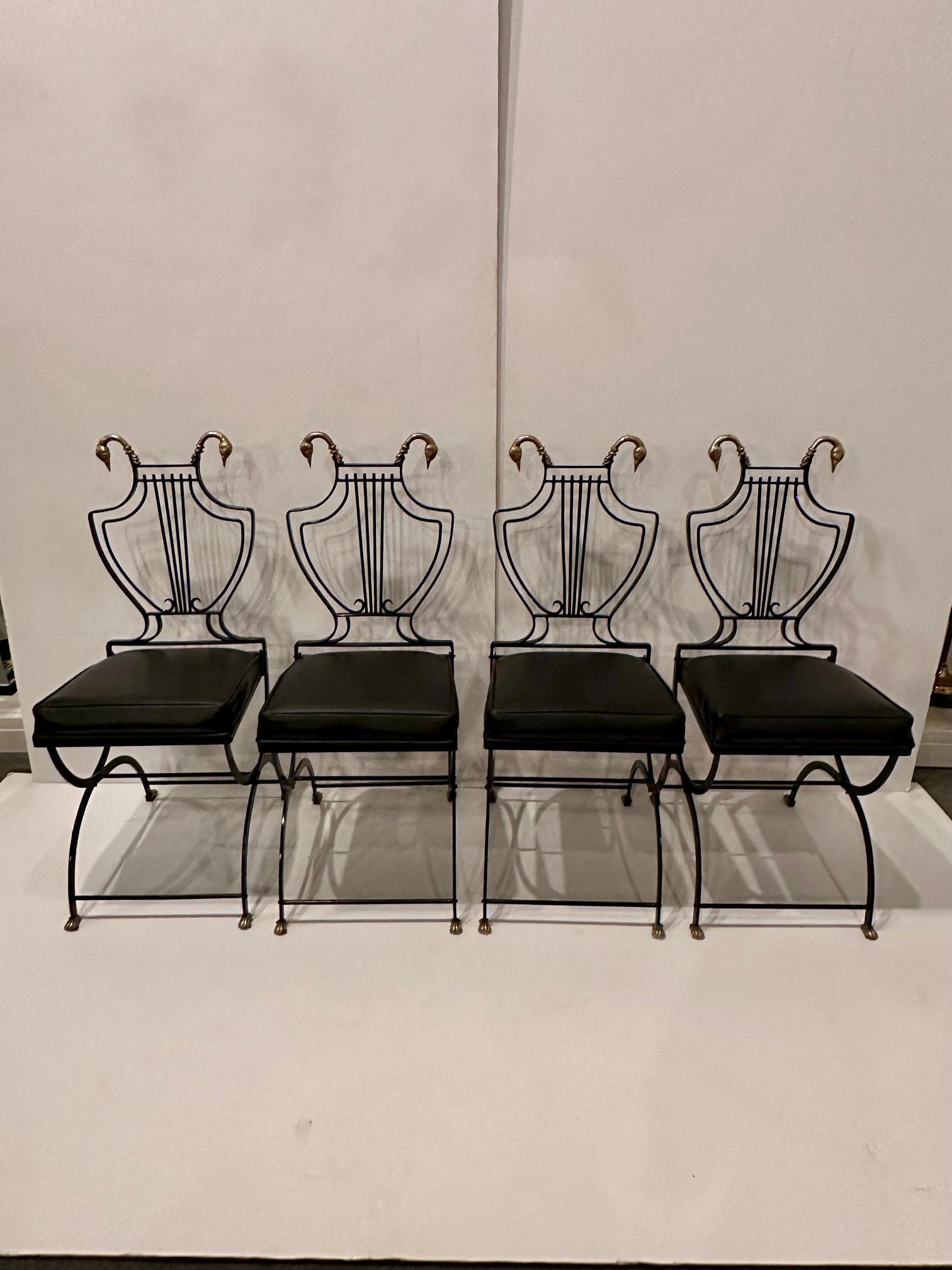 Ensemble de 4 chaises de salle à manger en fer noir et laiton à motif de cygne et de lyre en vente 3