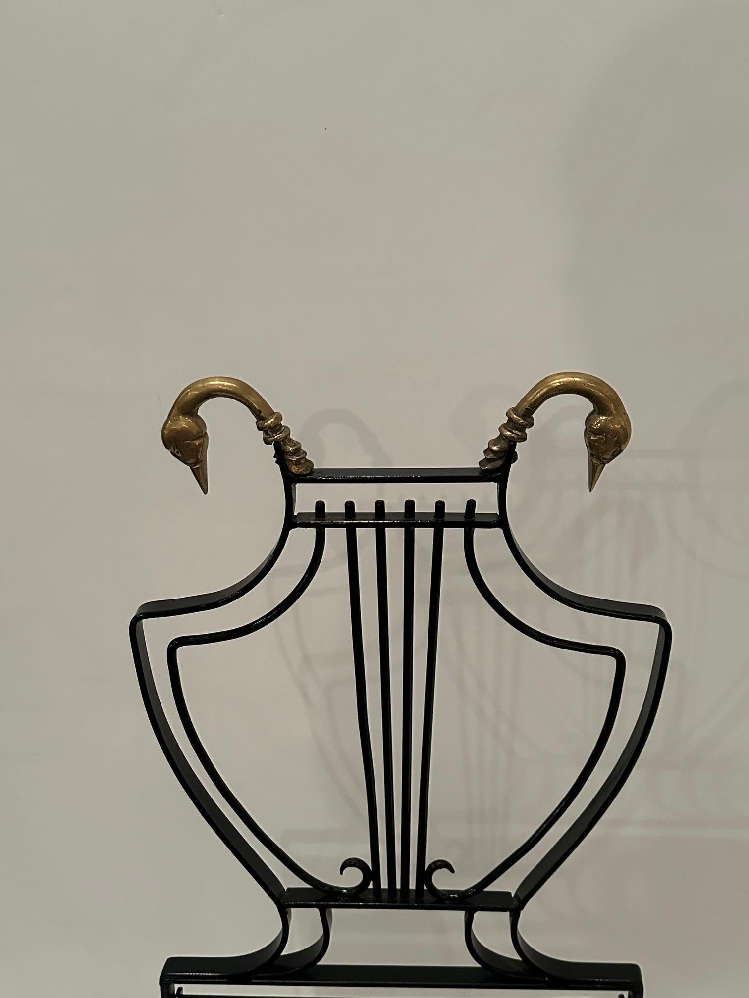 Ensemble de 4 chaises de salle à manger en fer noir et laiton à motif de cygne et de lyre en vente 4