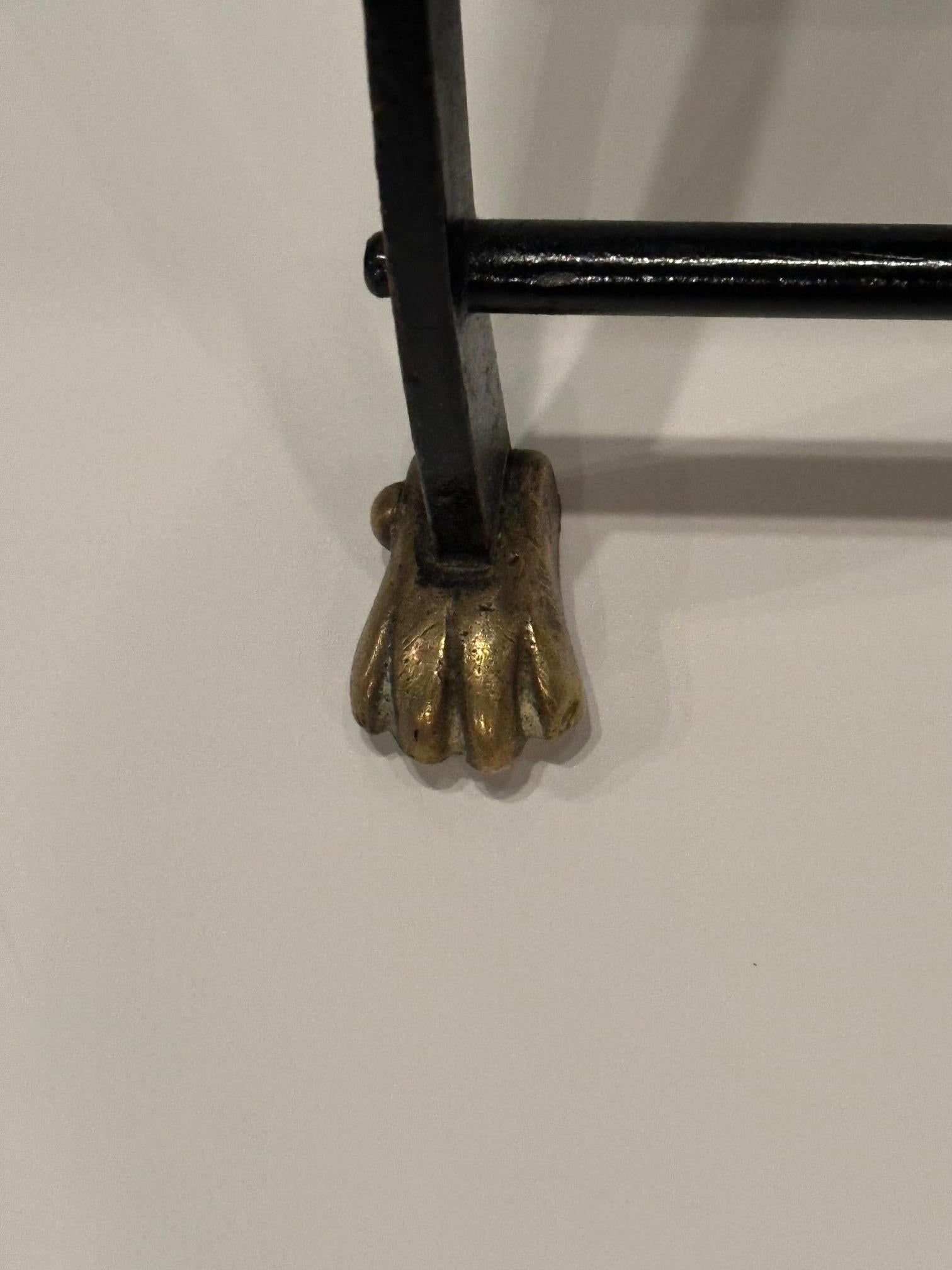 Néoclassique Ensemble de 4 chaises de salle à manger en fer noir et laiton à motif de cygne et de lyre en vente