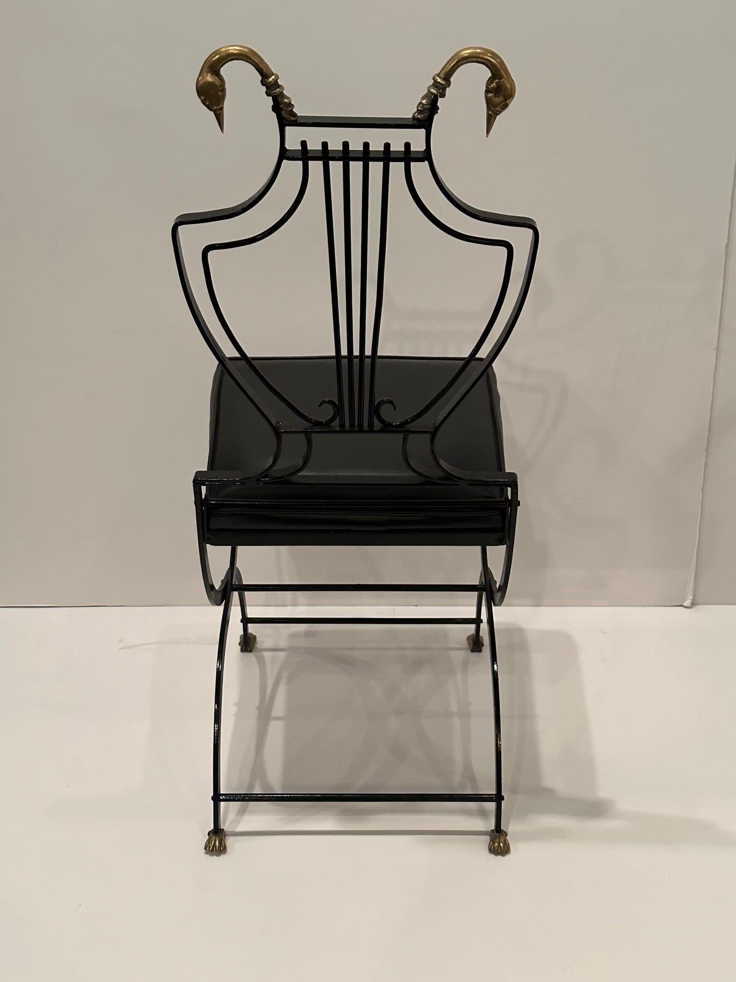 Américain Ensemble de 4 chaises de salle à manger en fer noir et laiton à motif de cygne et de lyre en vente