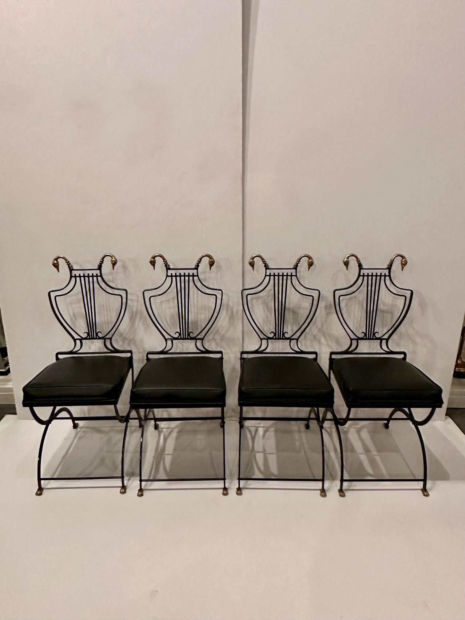 Ensemble de 4 chaises de salle à manger en fer noir et laiton à motif de cygne et de lyre Bon état - En vente à Hopewell, NJ