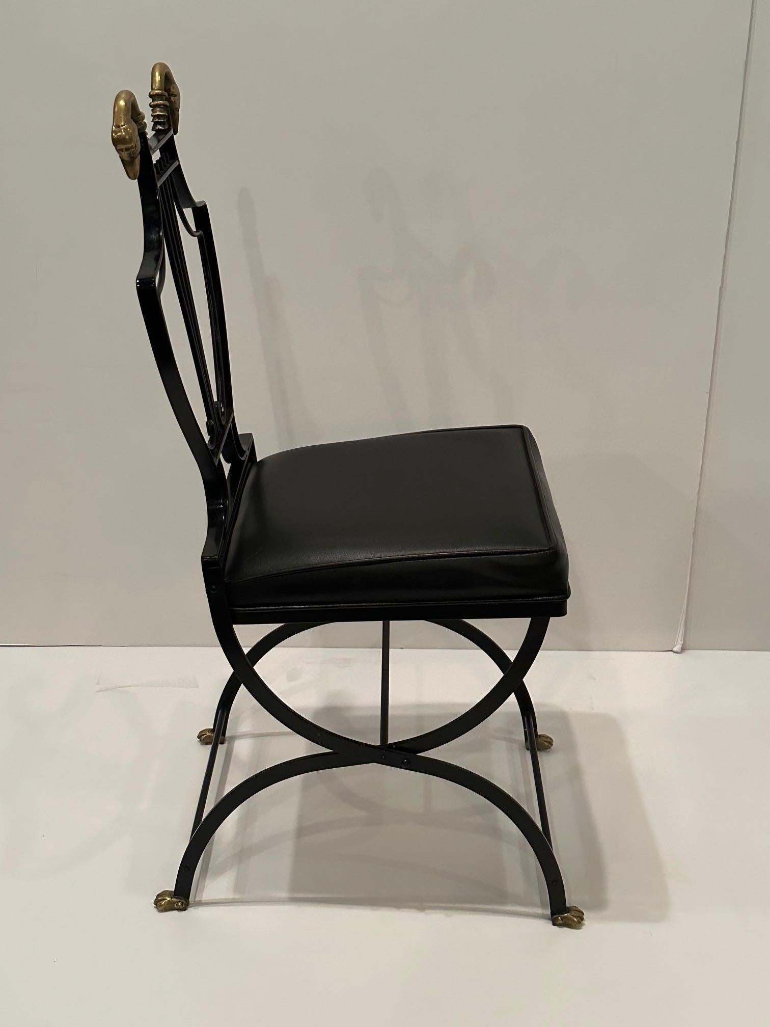 Milieu du XXe siècle Ensemble de 4 chaises de salle à manger en fer noir et laiton à motif de cygne et de lyre en vente
