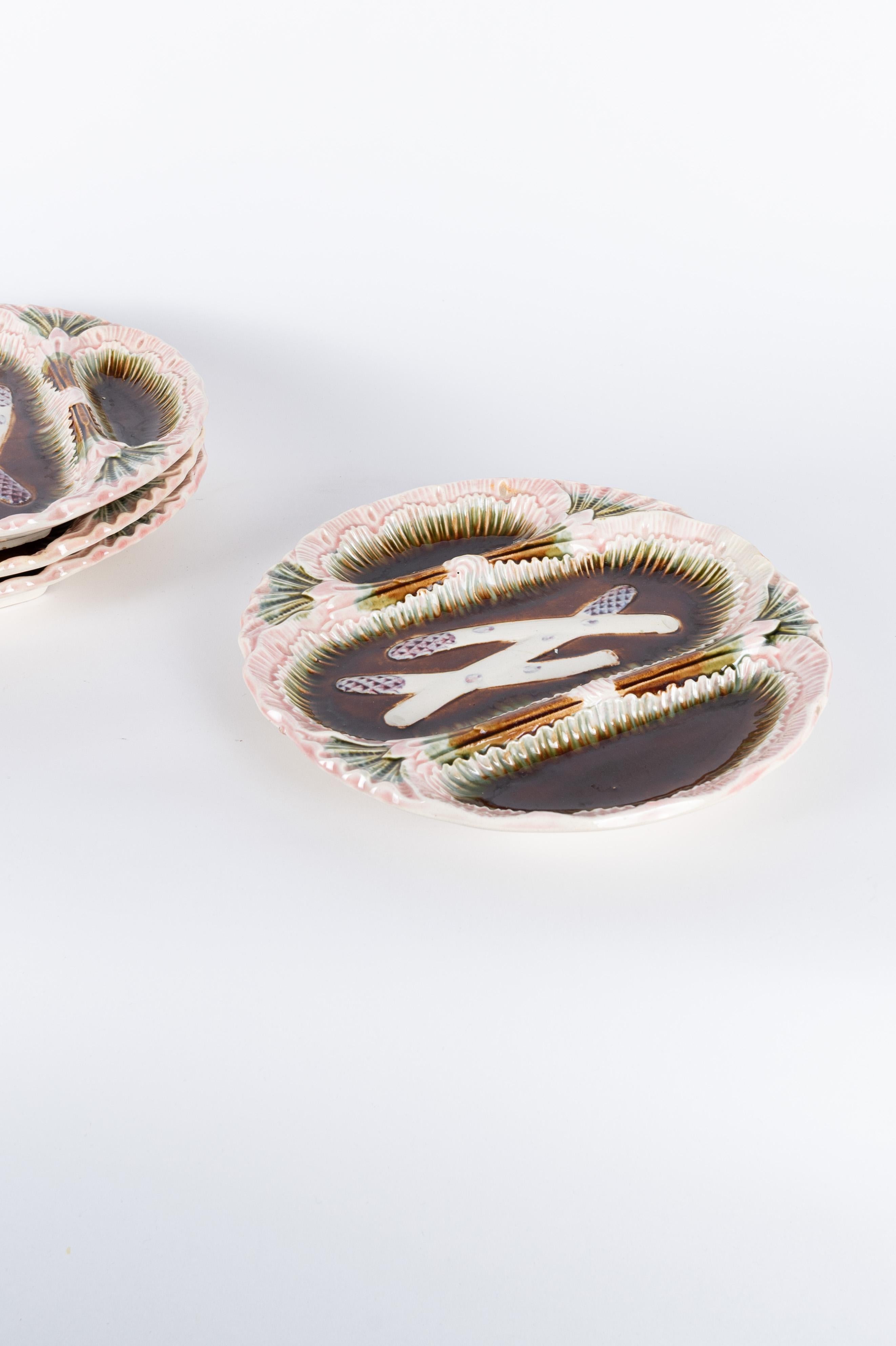 Set of 4 Majolica earthenware asparagus plates, manufactured by the Orchies factory. 

Developed in the second half of the 19th century, this is a rare set in mint condition. 

The price indicated is for the set, we don't sell the plates