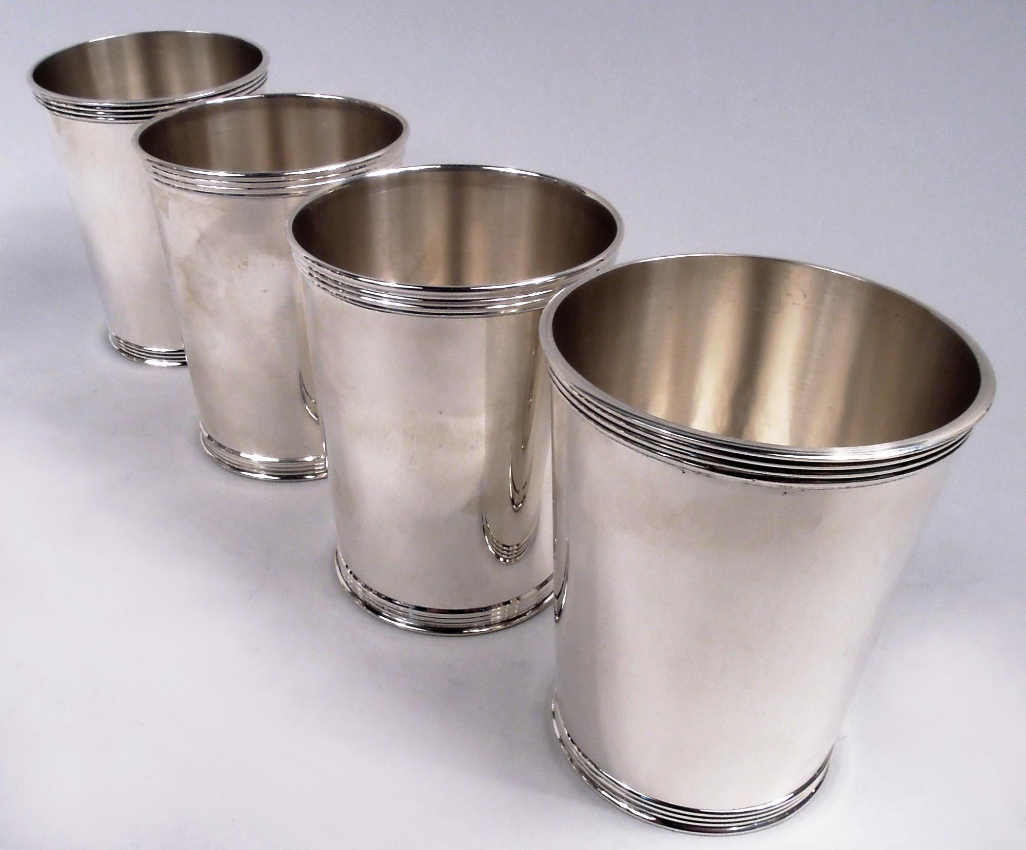 Quatre tasses à menthe en argent sterling. Fabriqué par Manchester à Providence. Chaque : Côtés droits et effilés, bord et pied cannelés. Un ensemble de départ amusant. Entièrement marqué, y compris le cachet du fabricant et le numéro 895. Poids