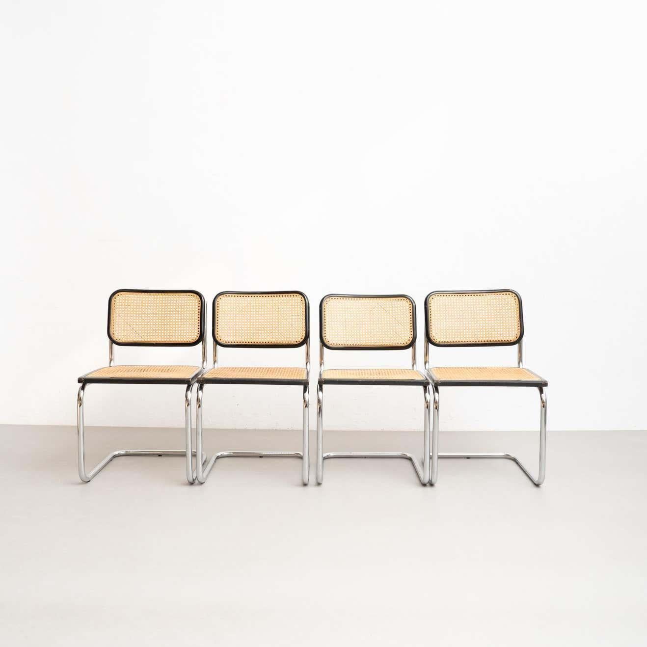 Set di 4 sedie Cesca, disegnate da Marcel Breuer.

Prodotto in Italia, circa 1960 da Produttore sconosciuto

Telaio in tubo di metallo, struttura della seduta e dello schienale in Wood e rattan.

In buone condizioni originali, con lievi usure
