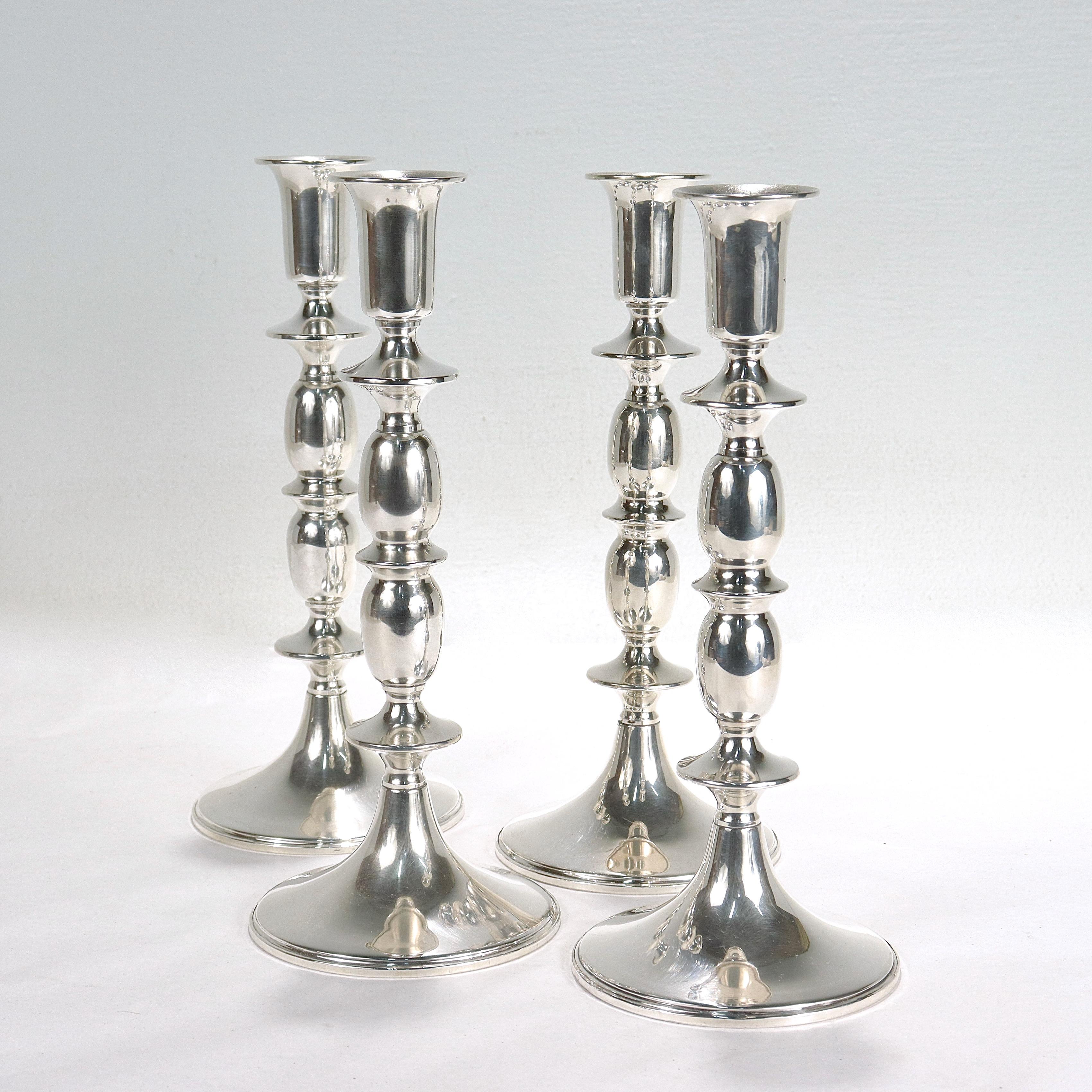 Moderne Ensemble de 4 bougeoirs/bougies assortis en argent sterling de style mi-siècle moderne en vente