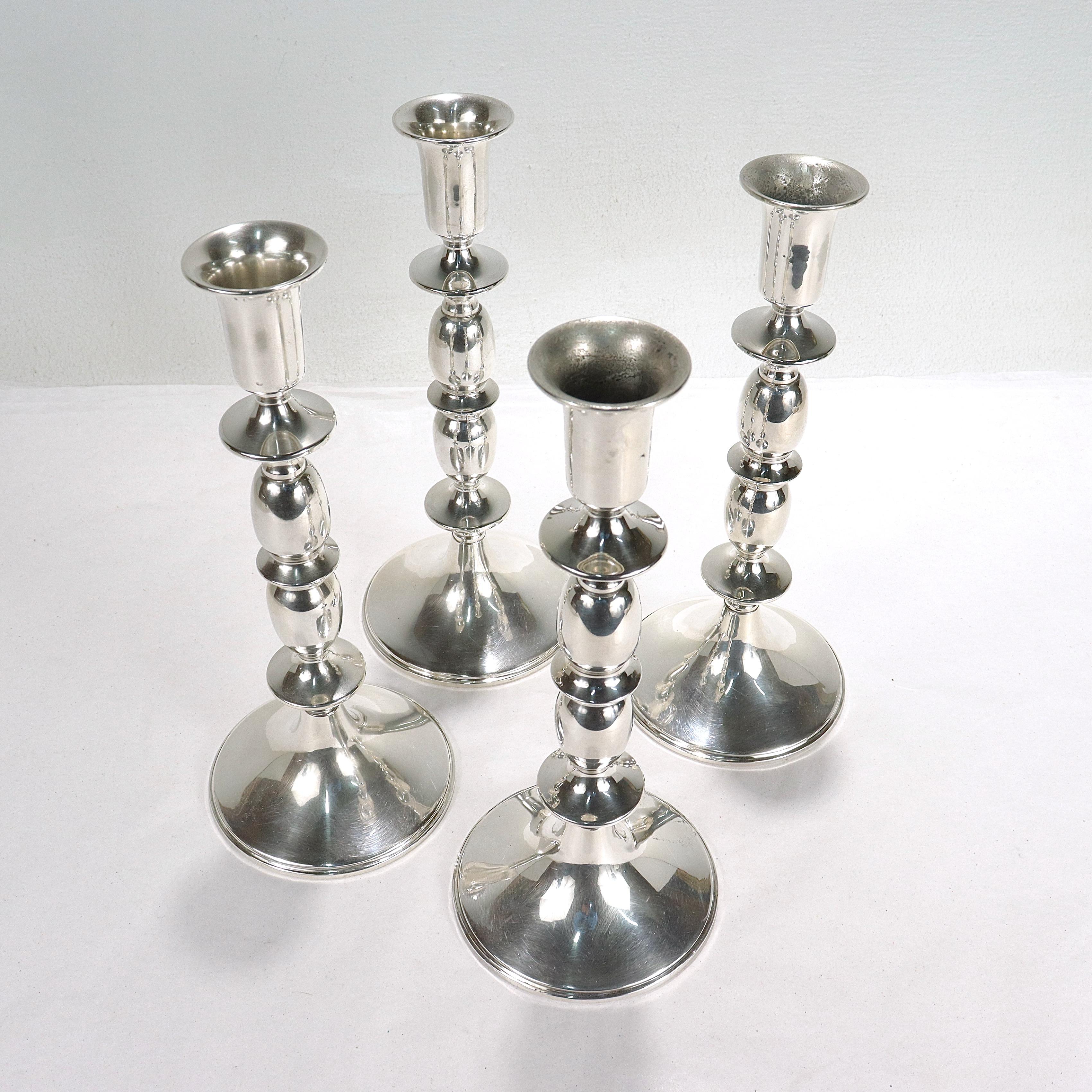 Set von 4 passenden Mid-Century-Modern-Kerzenständern/Kerzenhaltern aus Sterlingsilber für Damen oder Herren im Angebot