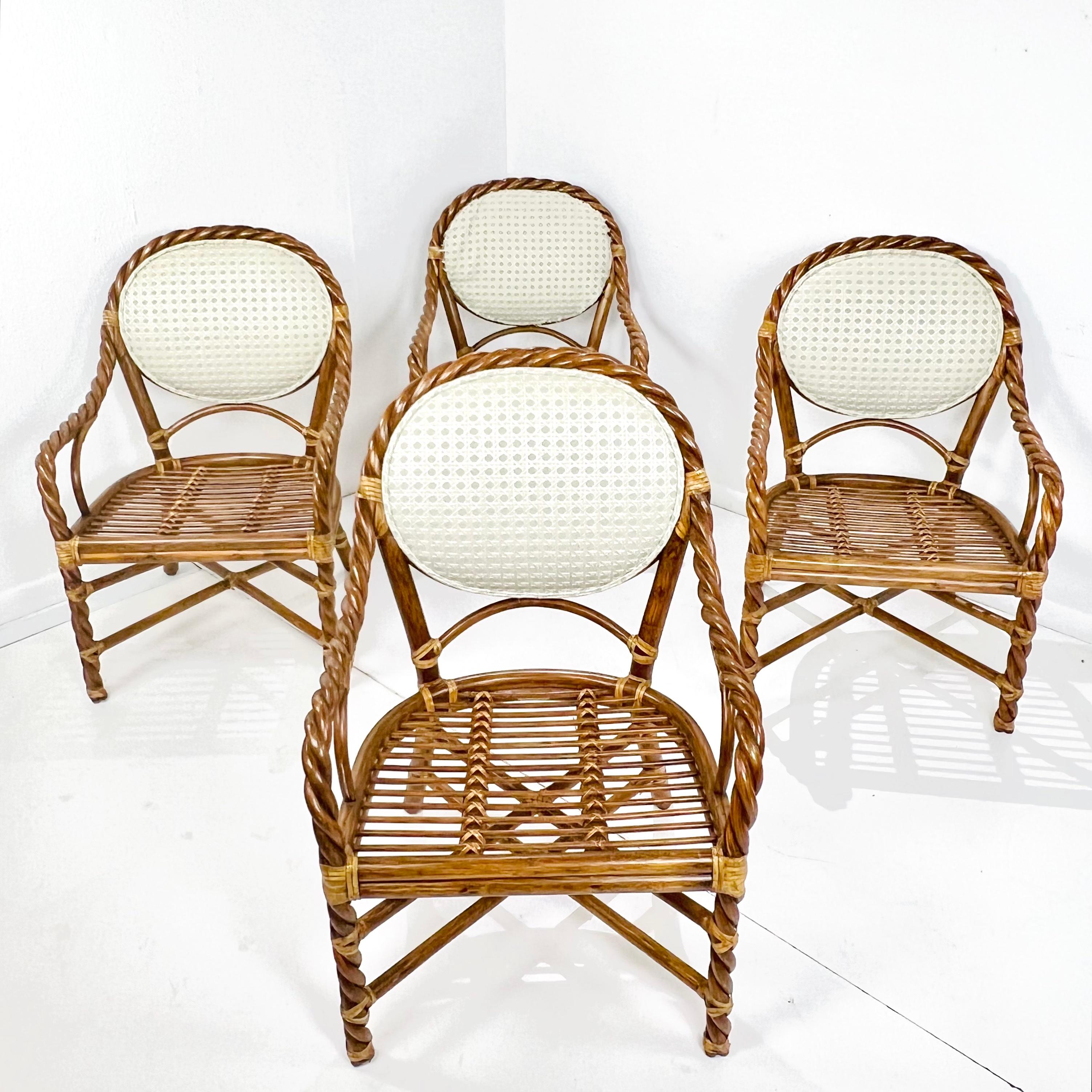 Raro set di 4 sedie da pranzo McGuire con telaio in rattan ritorto, schienale in canna e base a X impreziosita da un sistema di giunzioni in cuoio. Tutti necessitano di una nuova tappezzeria. Telaio e allacciatura in ottime condizioni. Le etichette