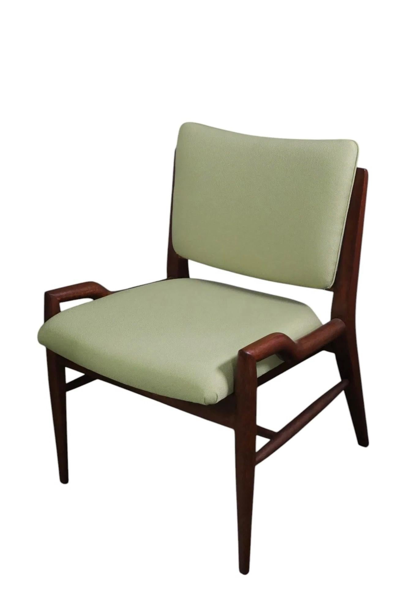 Dieser Satz von vier Mid-Century Modern Dining Chairs von Brown Saltman kombiniert zeitlosen Stil mit außergewöhnlicher Handwerkskunst. Mit einem reichen Holzrahmen mit elegant geformten Armen und Beinen ist jeder Stuhl in einem lebhaften grünen