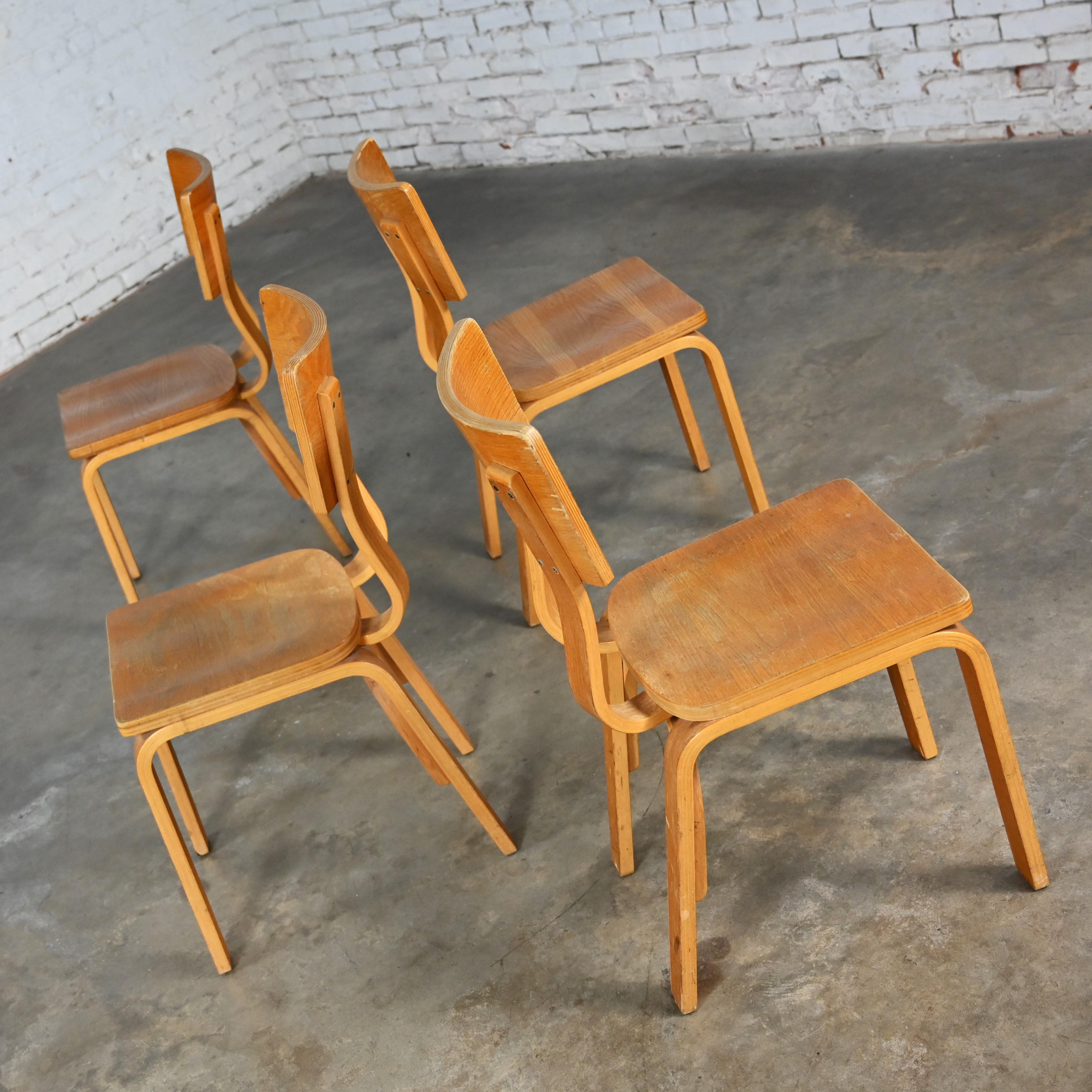 Ensemble de 4 chaises de salle à manger MCM Thonet #1216 en contreplaqué de chêne courbé, assise en selle, arc simple en vente 3