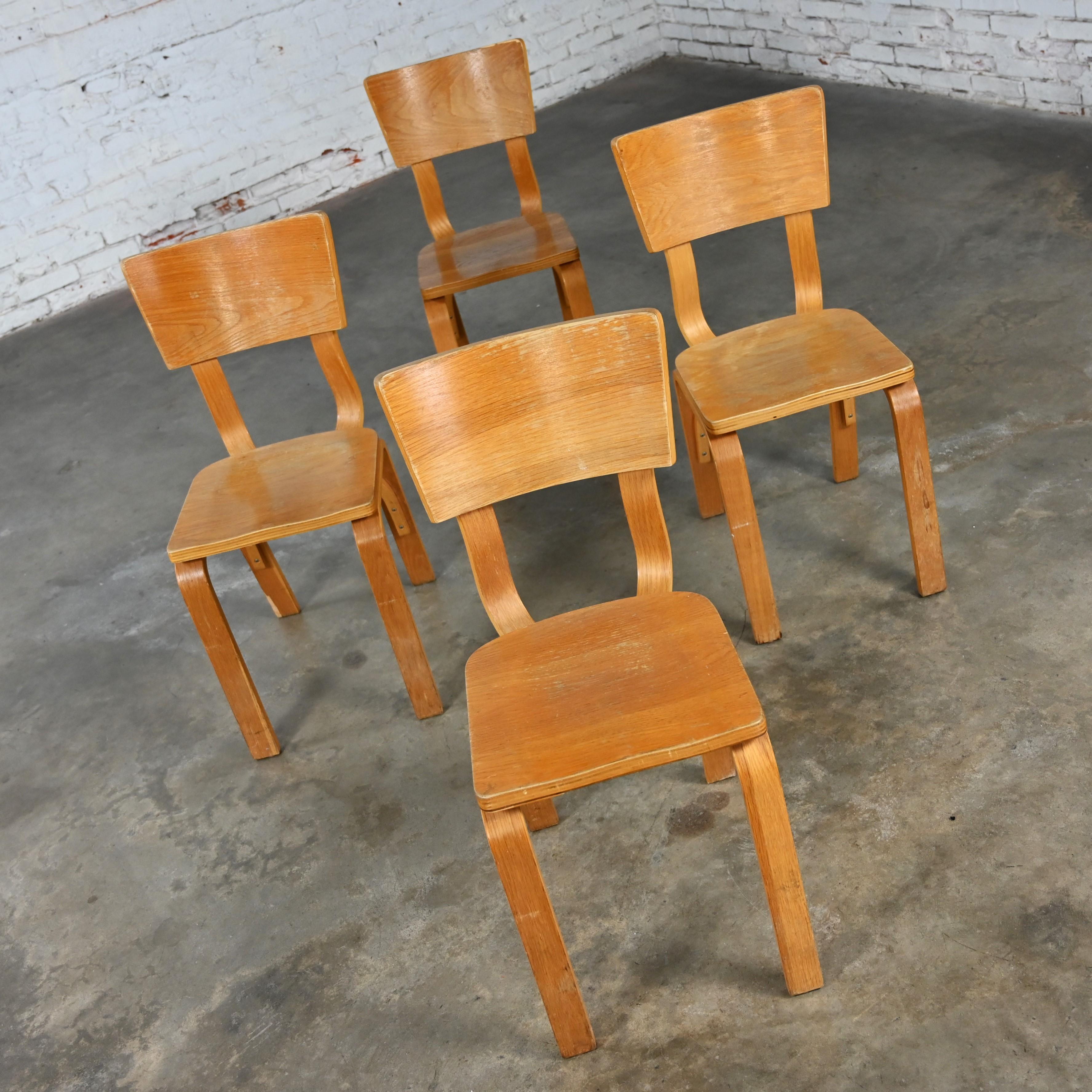 Mid-Century Modern Ensemble de 4 chaises de salle à manger MCM Thonet #1216 en contreplaqué de chêne courbé, assise en selle, arc simple en vente