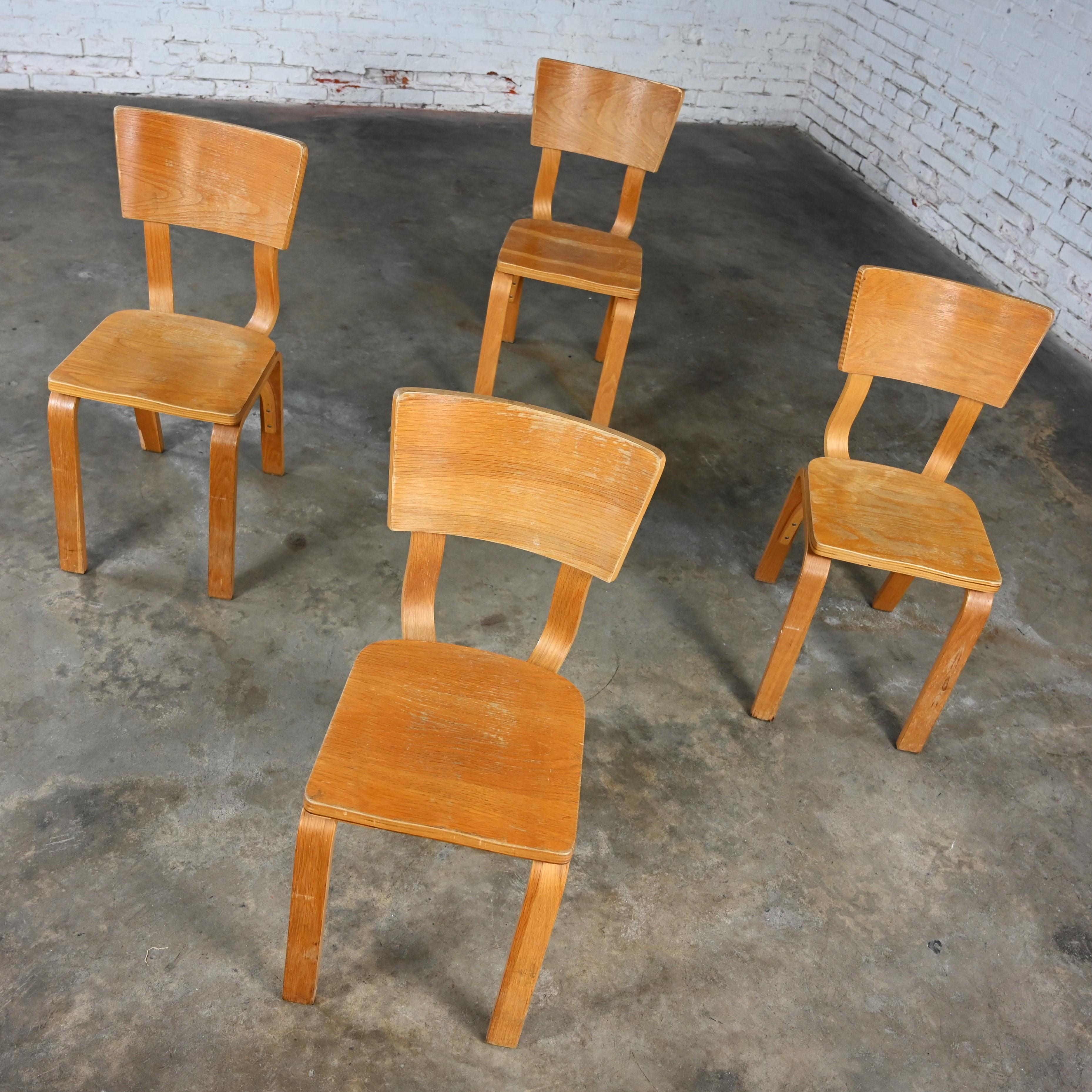 Américain Ensemble de 4 chaises de salle à manger MCM Thonet #1216 en contreplaqué de chêne courbé, assise en selle, arc simple en vente
