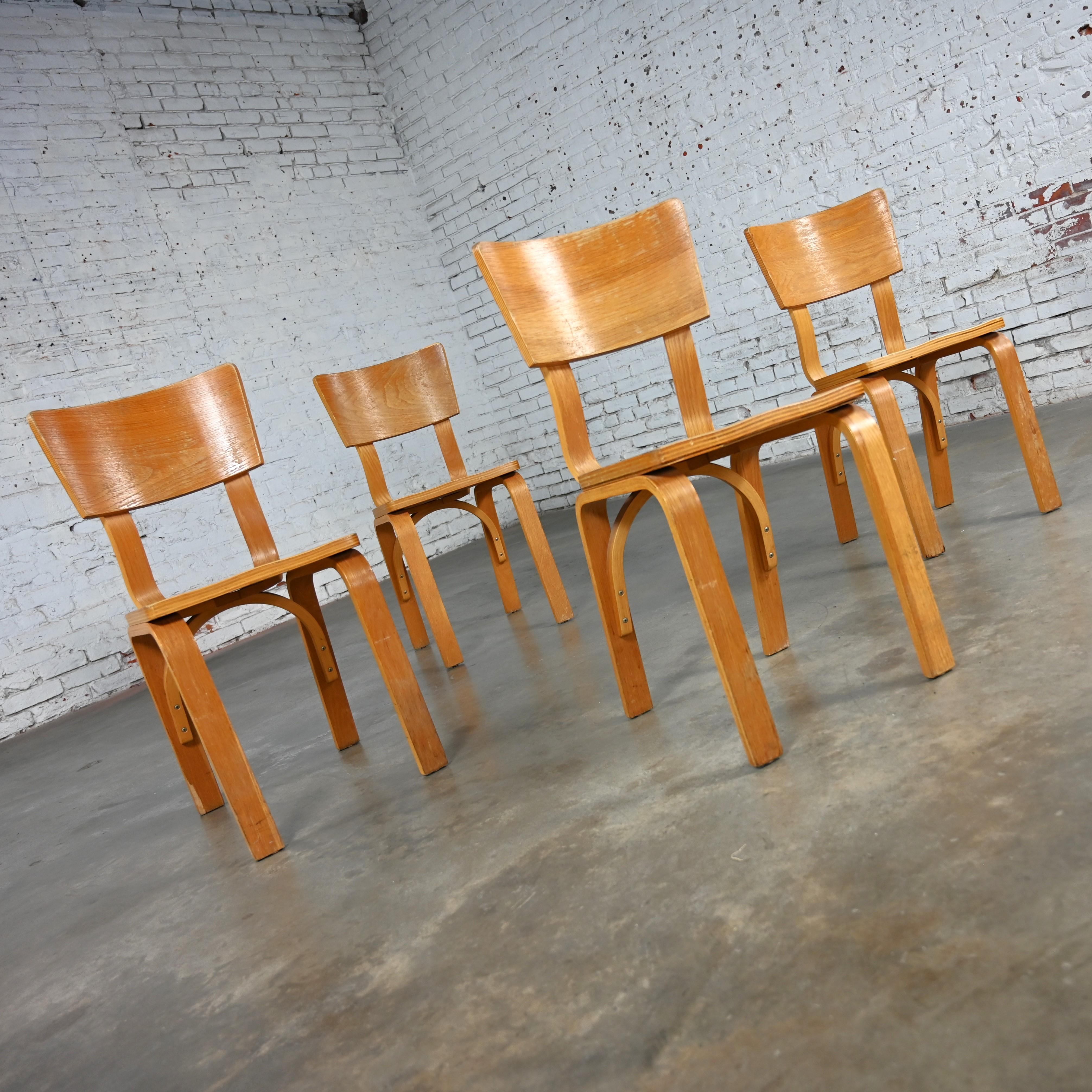 Ensemble de 4 chaises de salle à manger MCM Thonet #1216 en contreplaqué de chêne courbé, assise en selle, arc simple Bon état - En vente à Topeka, KS
