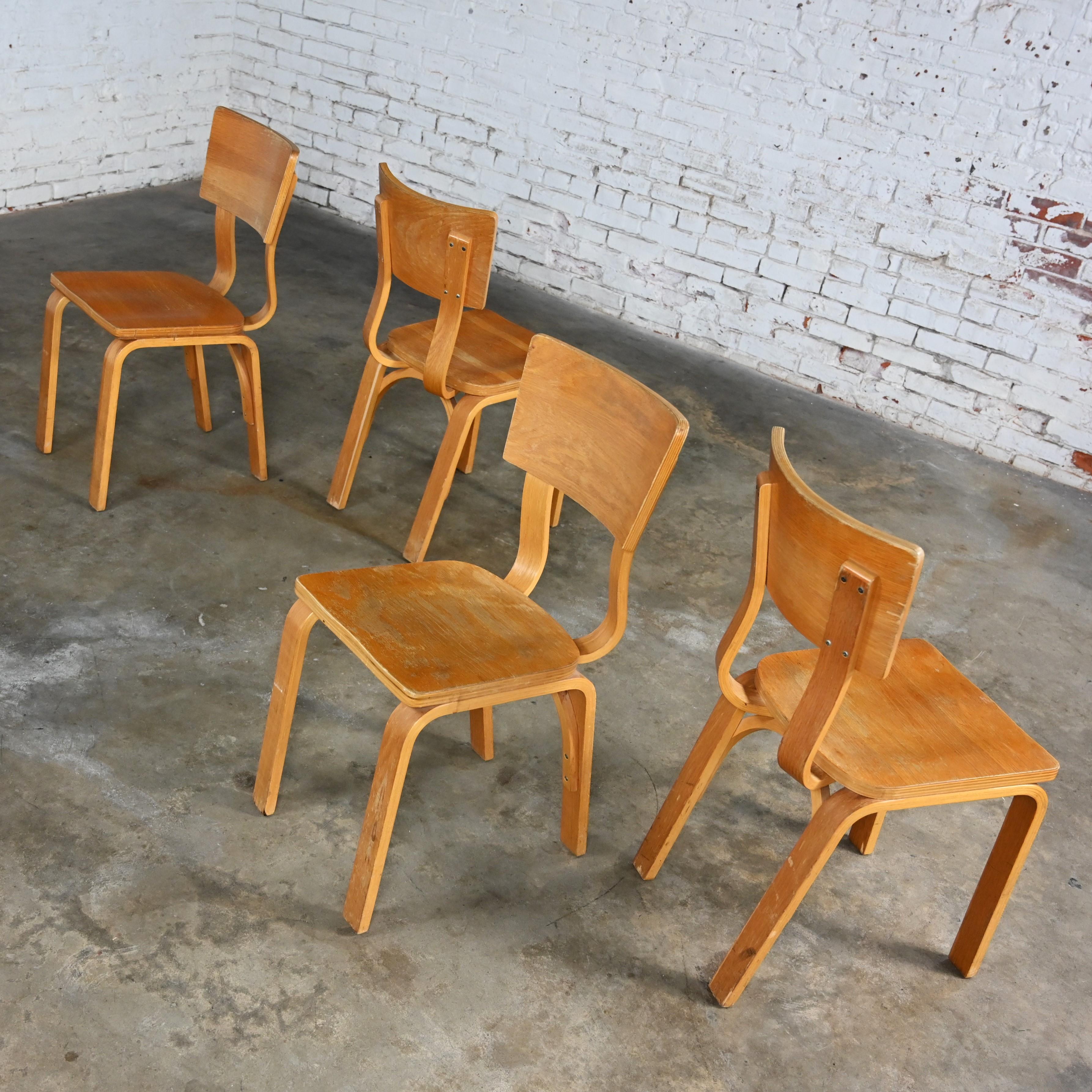 20ième siècle Ensemble de 4 chaises de salle à manger MCM Thonet #1216 en contreplaqué de chêne courbé, assise en selle, arc simple en vente