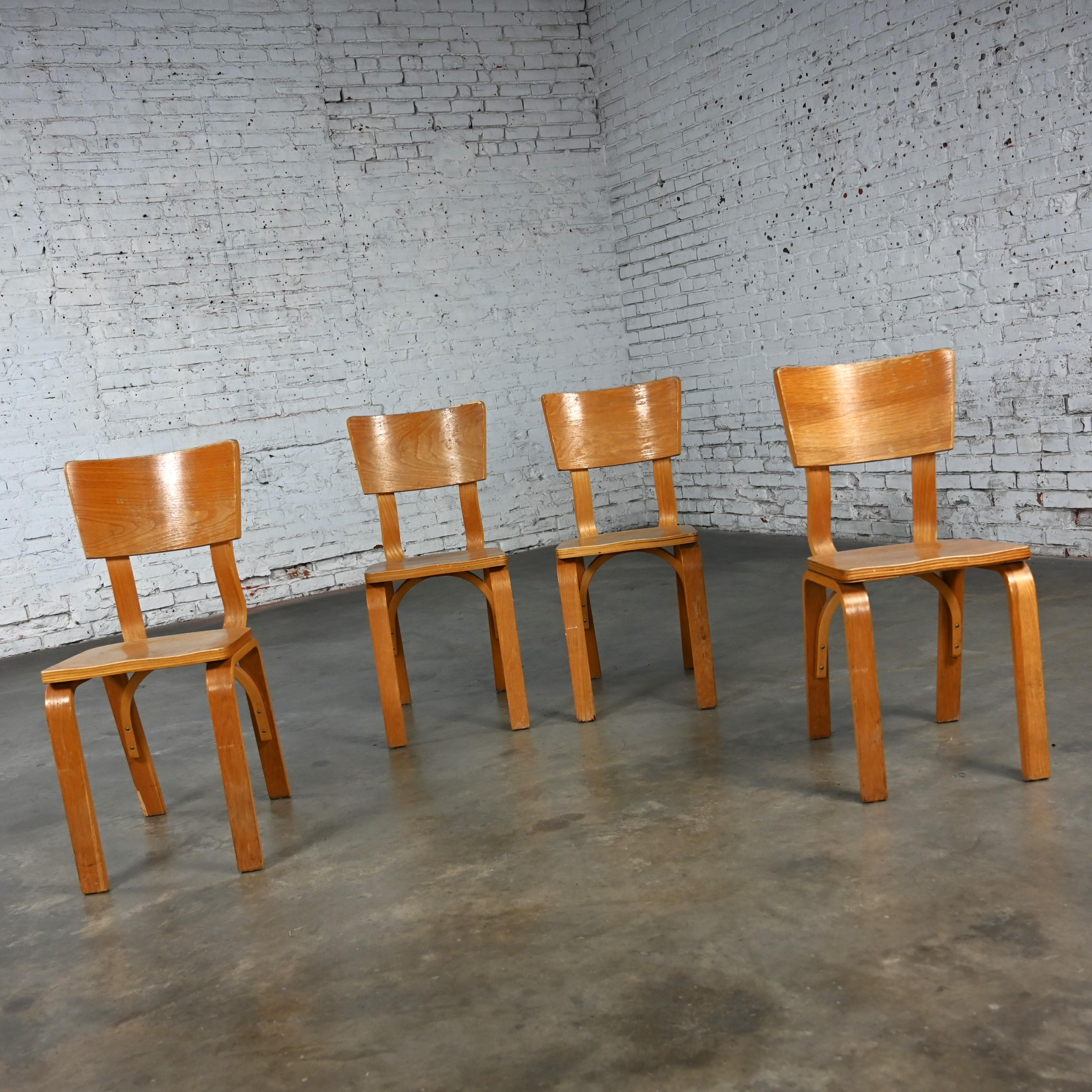 Chêne Ensemble de 4 chaises de salle à manger MCM Thonet #1216 en contreplaqué de chêne courbé, assise en selle, arc simple en vente