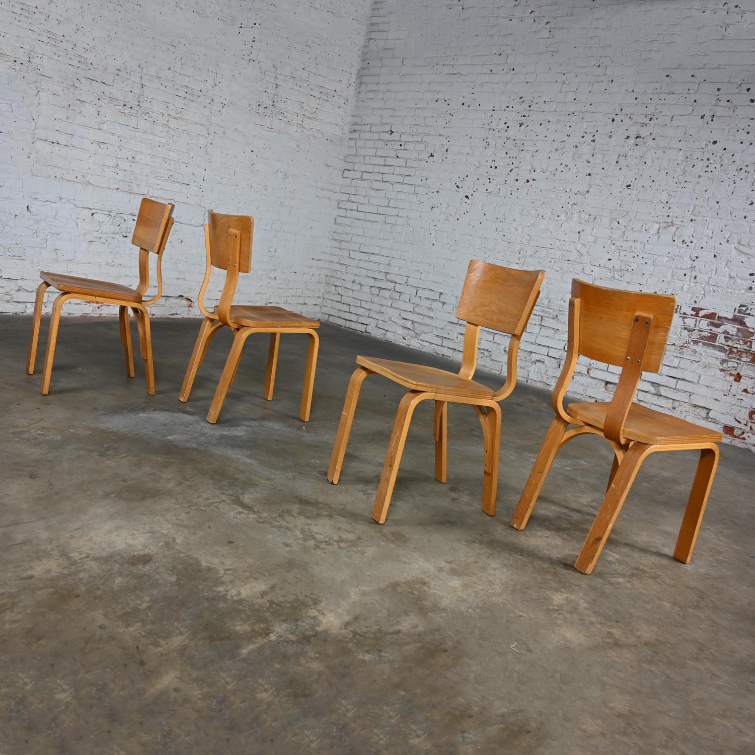 Ensemble de 4 chaises de salle à manger MCM Thonet #1216 en contreplaqué de chêne courbé, assise en selle, arc simple en vente 1