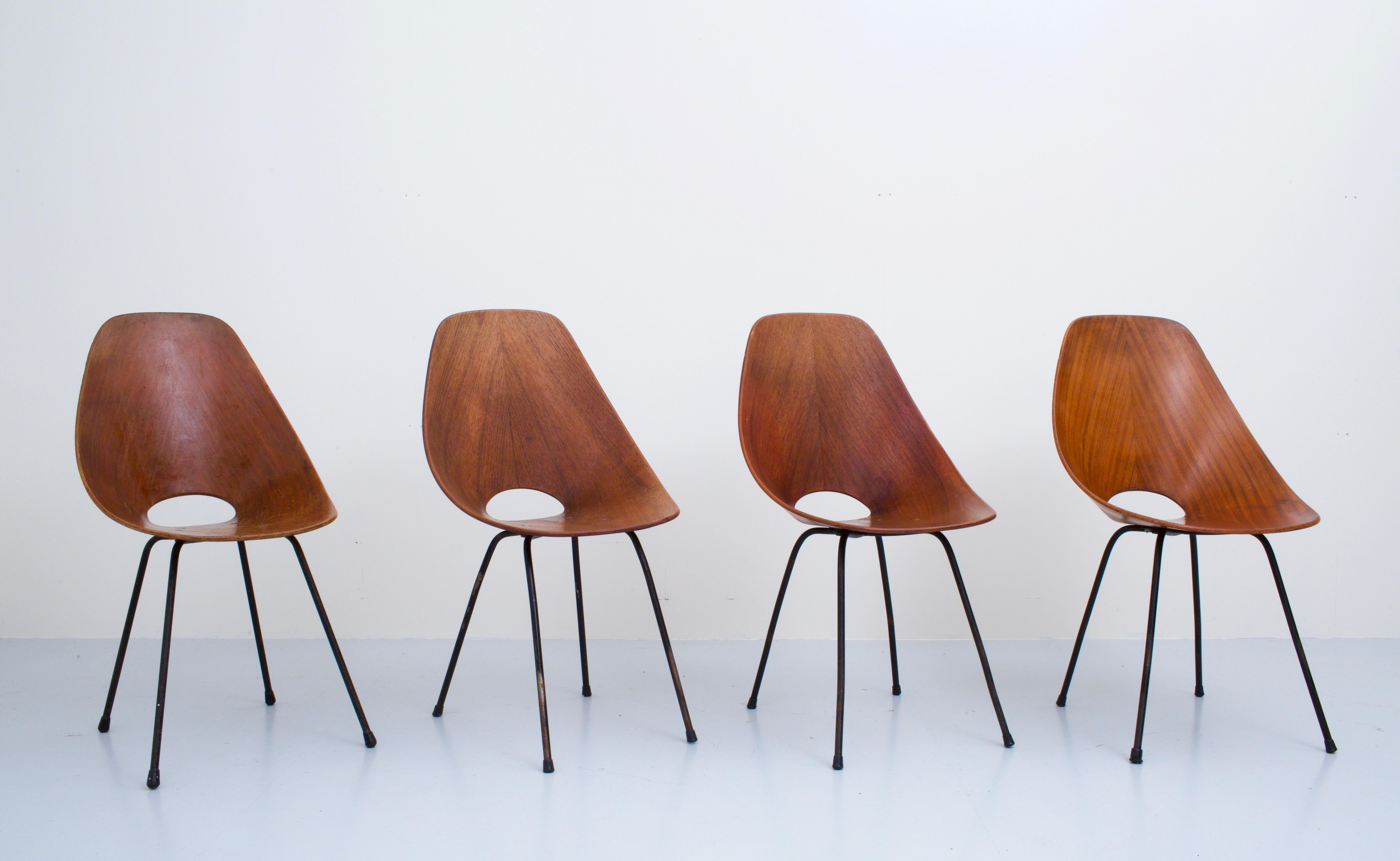 Ensemble de 4 chaises de salle à manger Medea entièrement restaurées par Vitorio Nobilis pour Fratelli Tagliabue, Italie, 1955

Nous les connaissons tous, il s'agit simplement d'un très bel ensemble de chaises. Des formes arrondies et un aspect