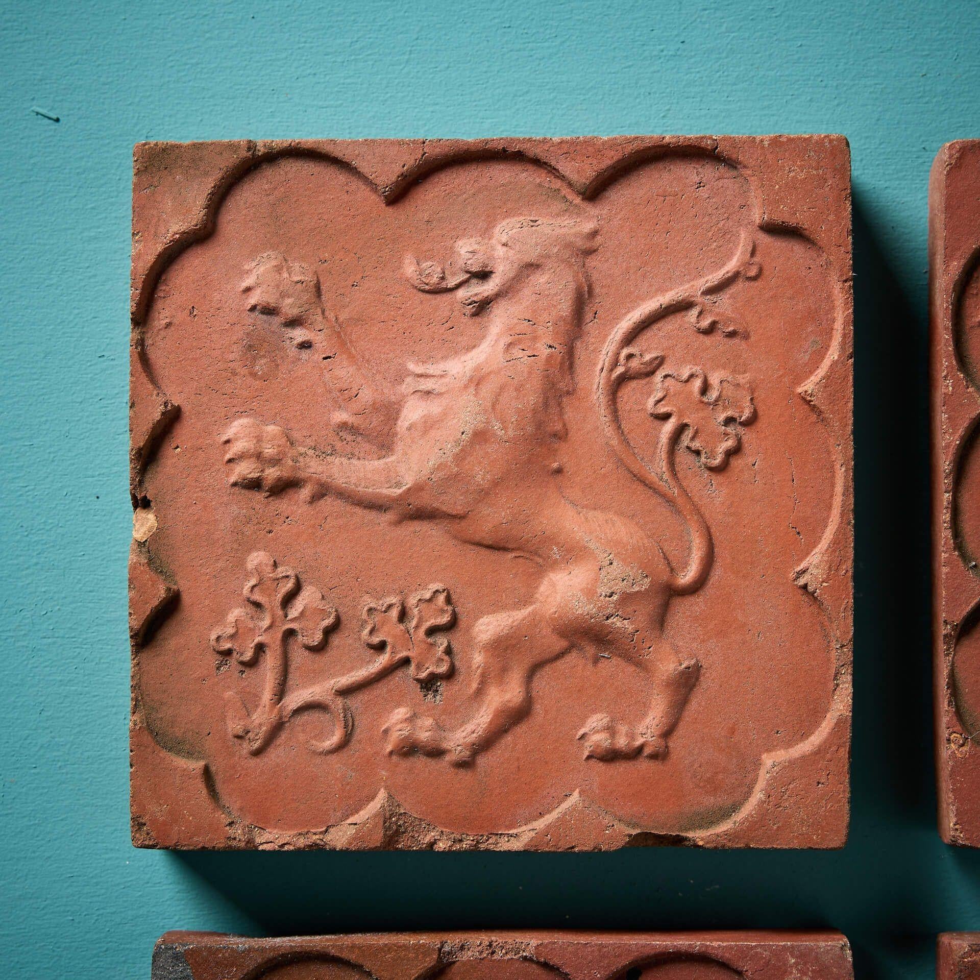 Médiéval Ensemble de 4 carreaux de terre cuite de style médiéval en forme de lion rampant en vente