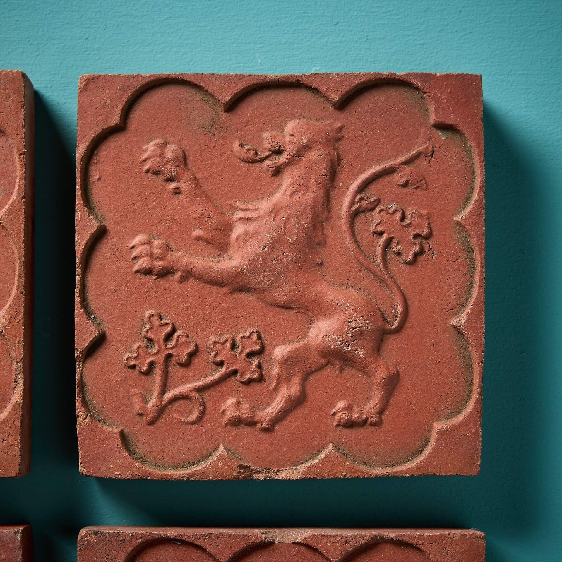 Belge Ensemble de 4 carreaux de terre cuite de style médiéval en forme de lion rampant en vente