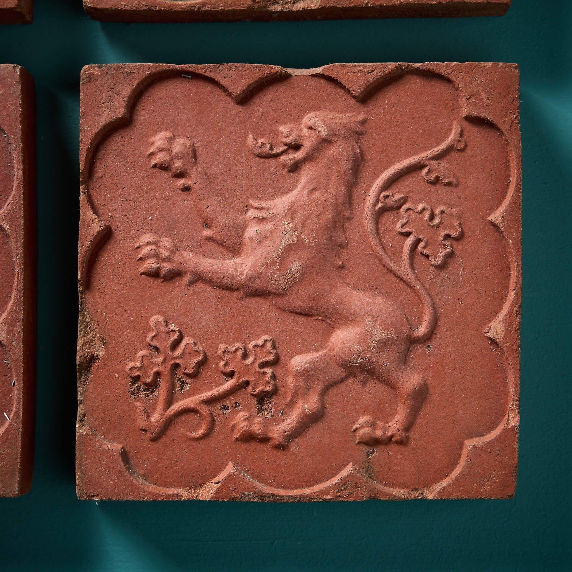 Ensemble de 4 carreaux de terre cuite de style médiéval en forme de lion rampant État moyen - En vente à Wormelow, Herefordshire