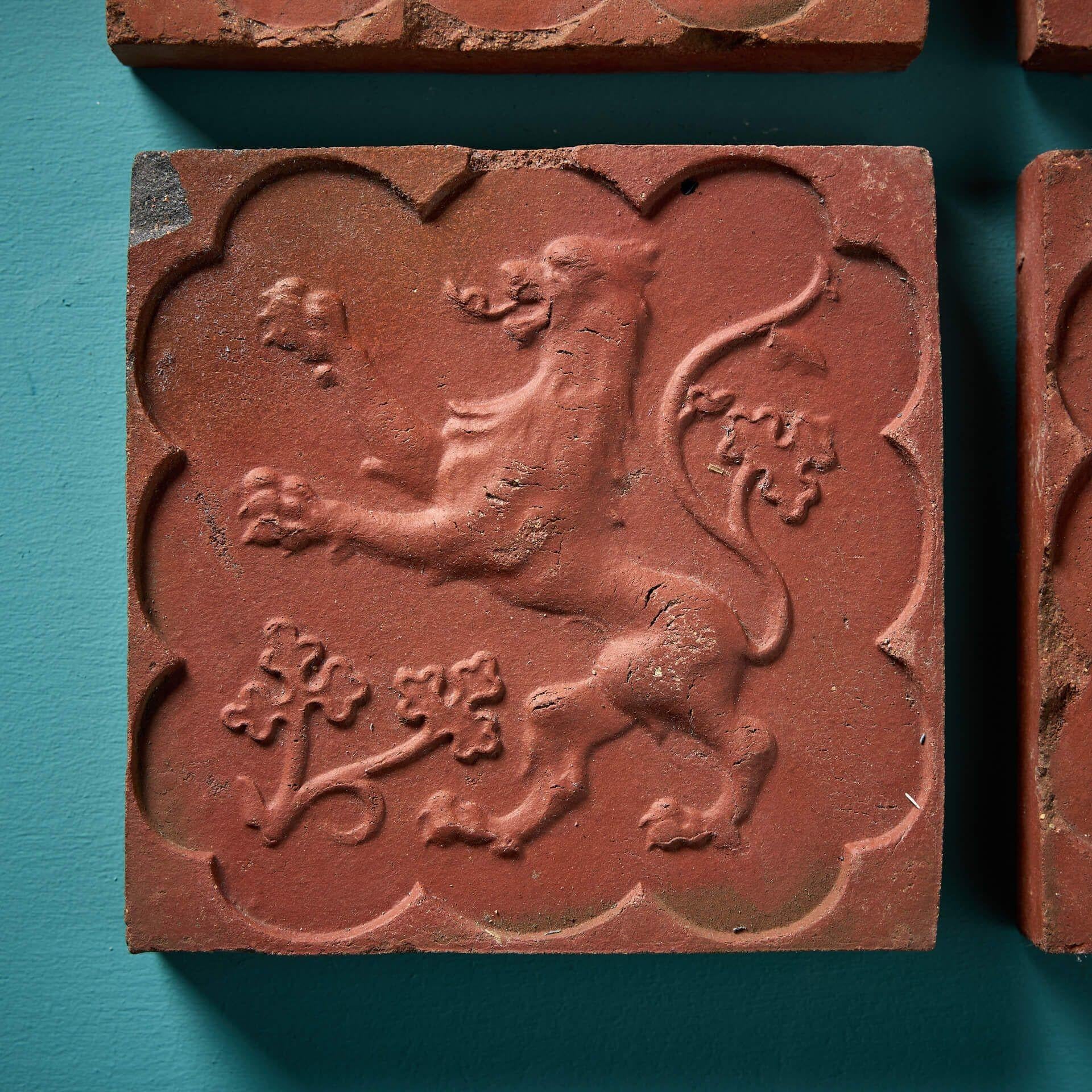 20ième siècle Ensemble de 4 carreaux de terre cuite de style médiéval en forme de lion rampant en vente