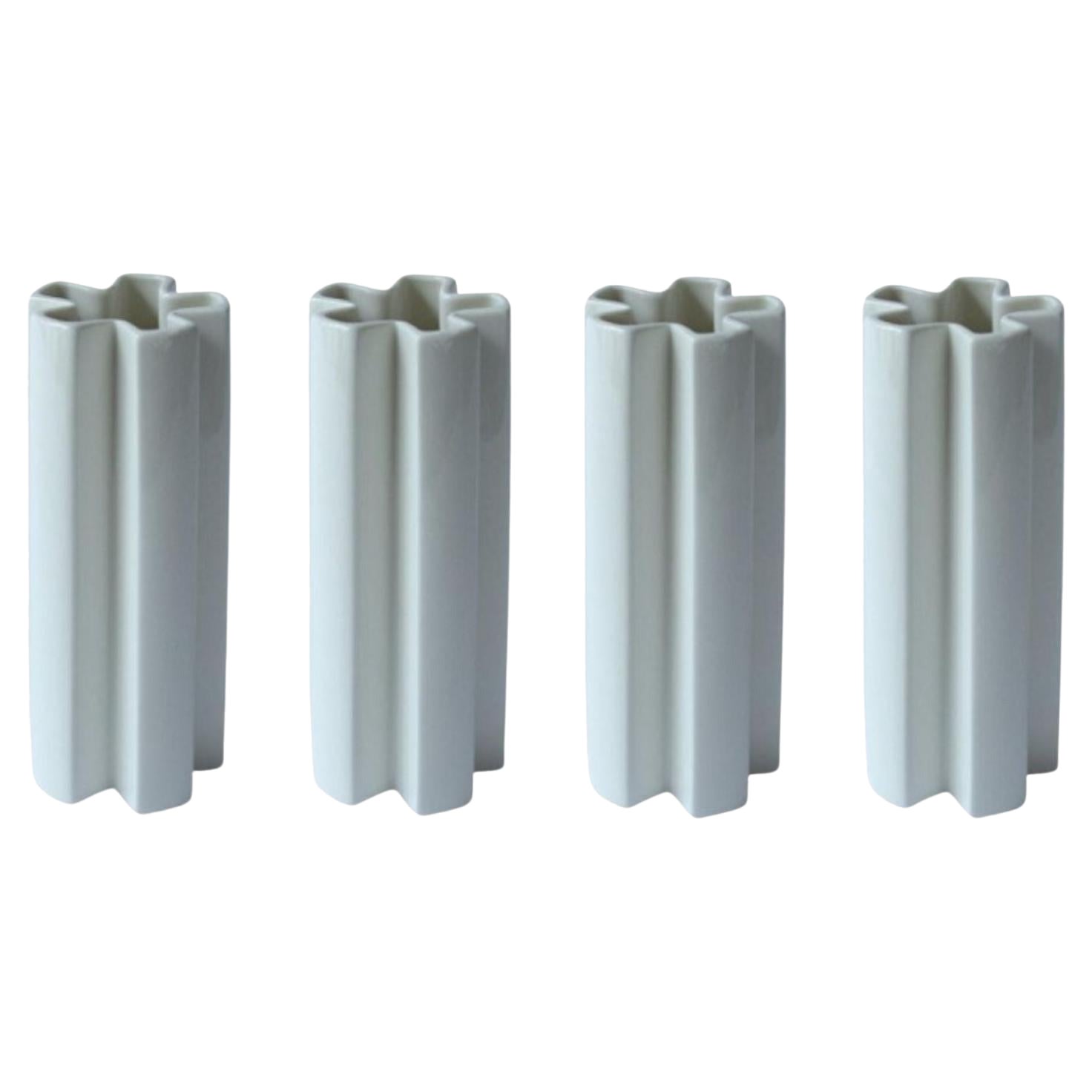 Juego de 4 jarrones medianos de cerámica geométrica KYO Star en blanco de Mazo Design en venta