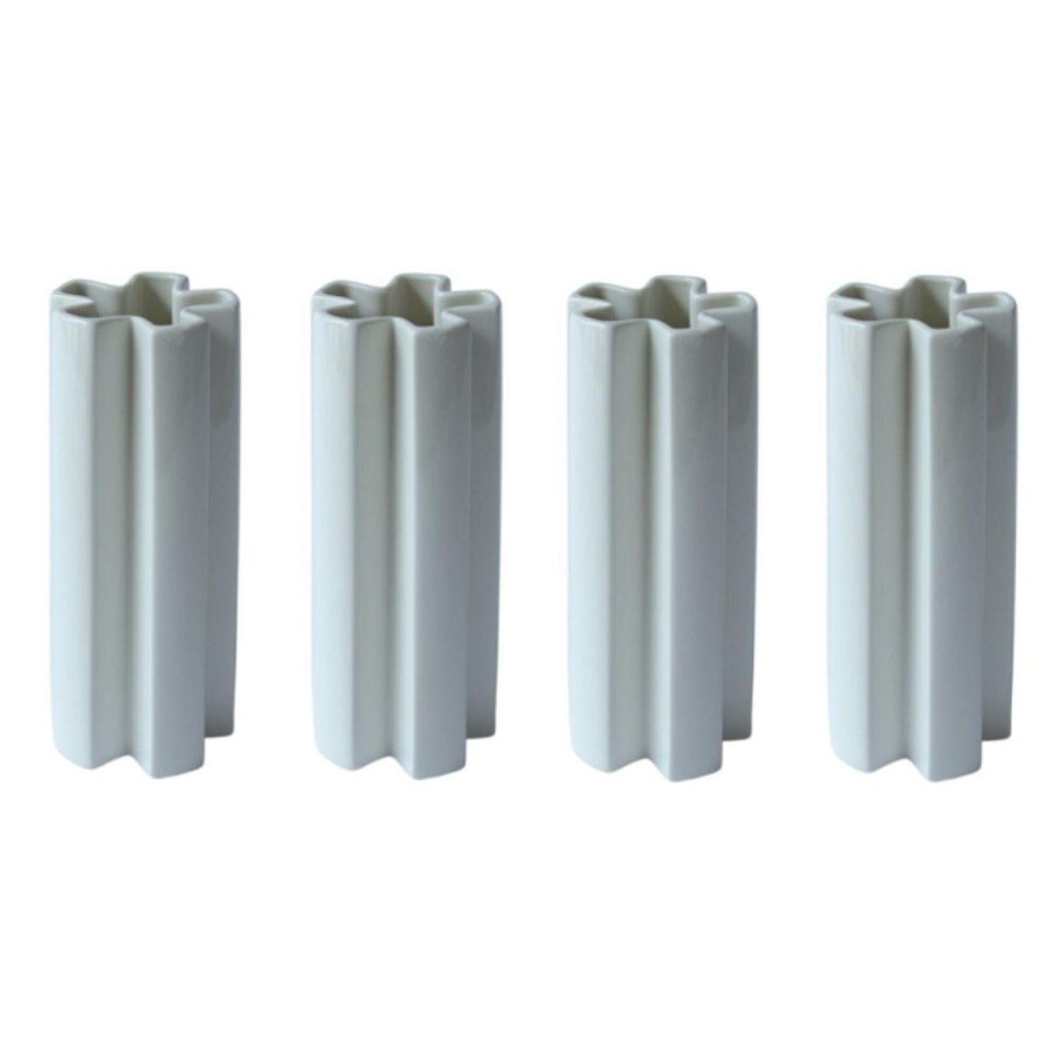 Set di 4 vasi medi geometrici in ceramica KYO Star in bianco di Mazo Design
Dimensioni: D. 8 x H. 19 cm 
Materiali: Ceramica smaltata.

Funzionale e scultorea, la nuova collezione di mazo è molto scandinava e giapponese allo stesso tempo. La serie è