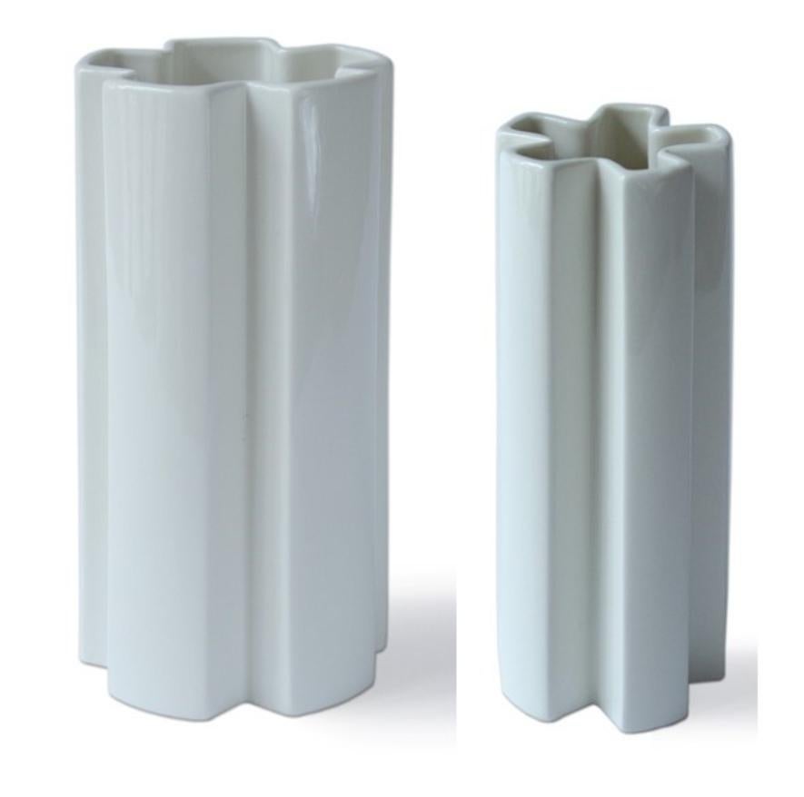 Set von 4 mittelgroßen weißen KYO-Sternvasen aus Keramik von Mazo Design (Dänisch) im Angebot