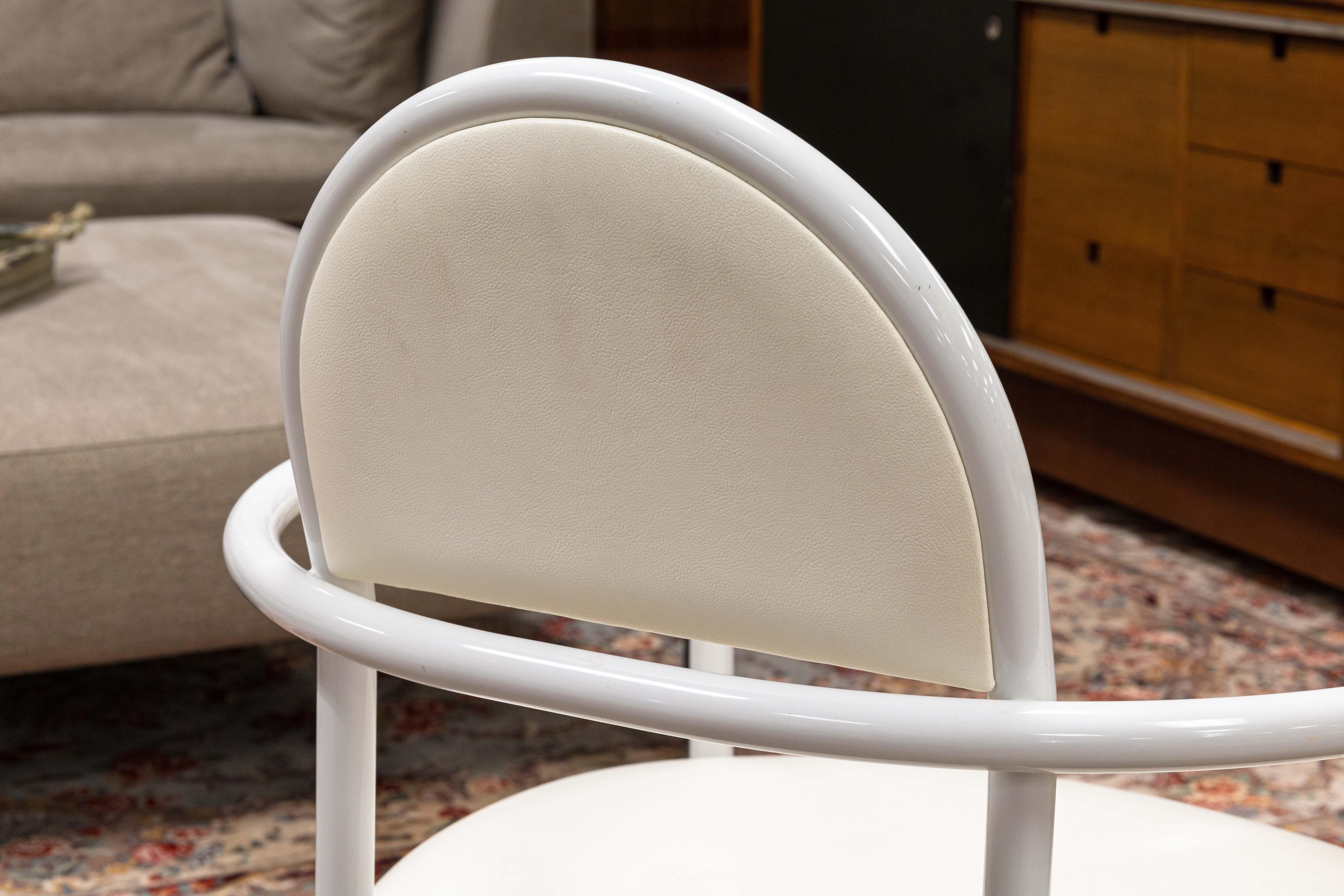 Ensemble de 4 fauteuils italiens de style Memphis en métal Bieffeplast blanc et crème en vente 1
