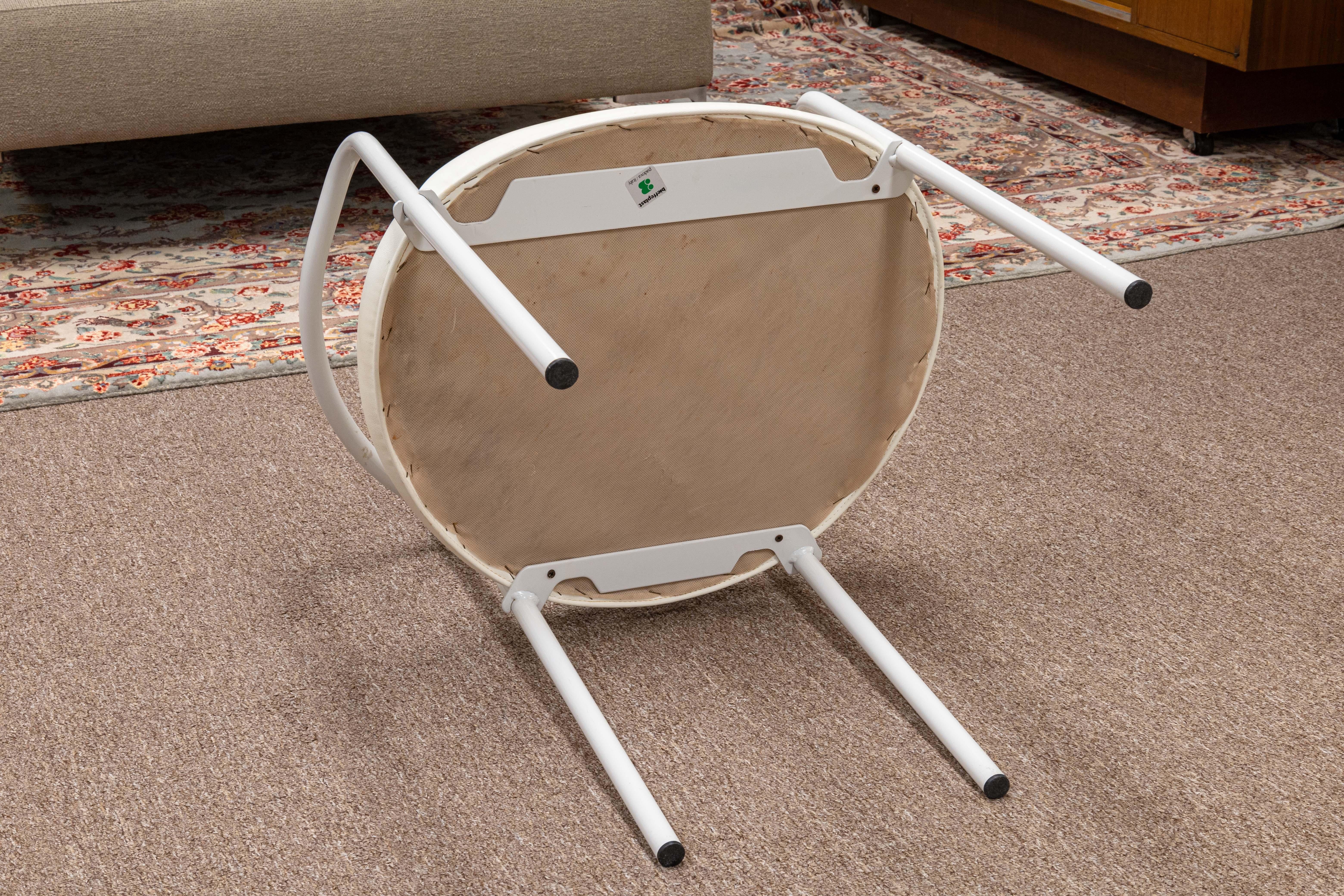 Ensemble de 4 fauteuils italiens de style Memphis en métal Bieffeplast blanc et crème en vente 2