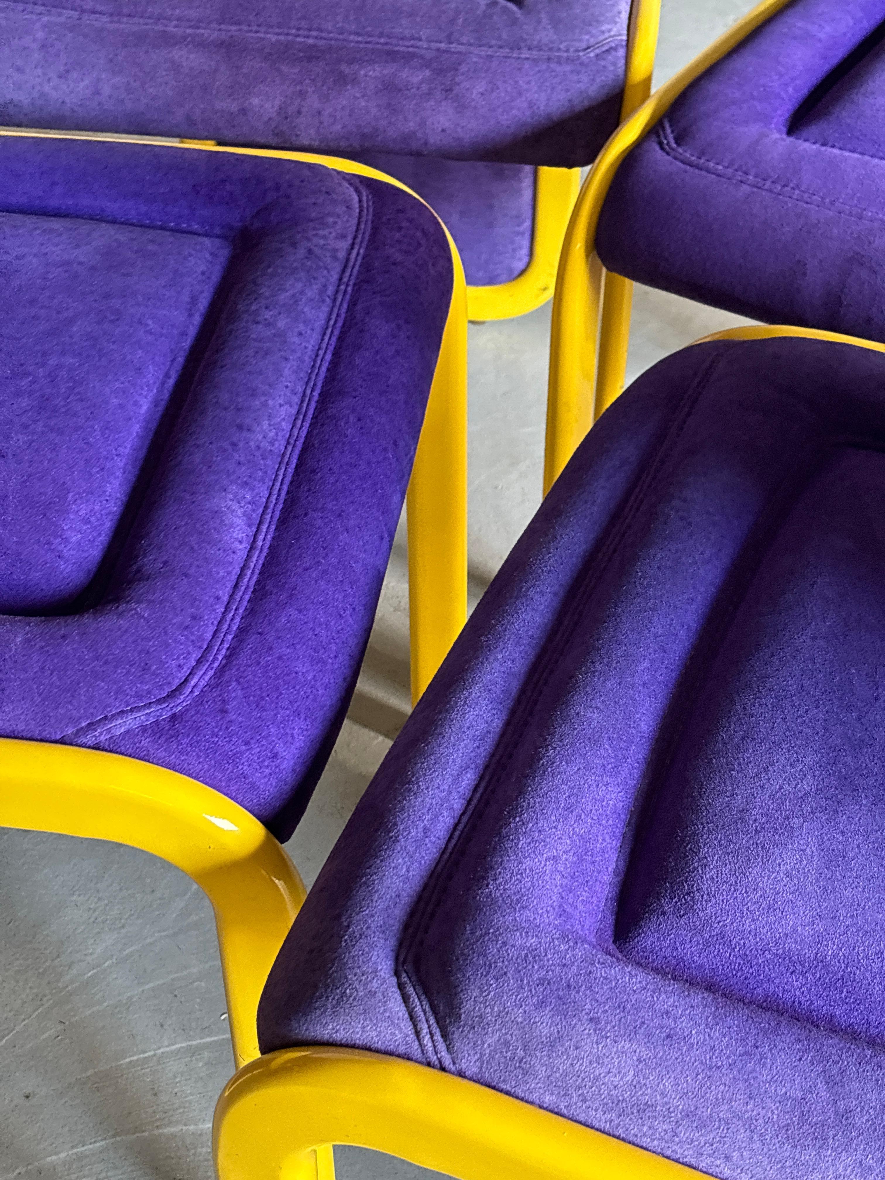 Set di 4 sedie da pranzo postmoderne in stile Memphis in viola e giallo in vendita 3