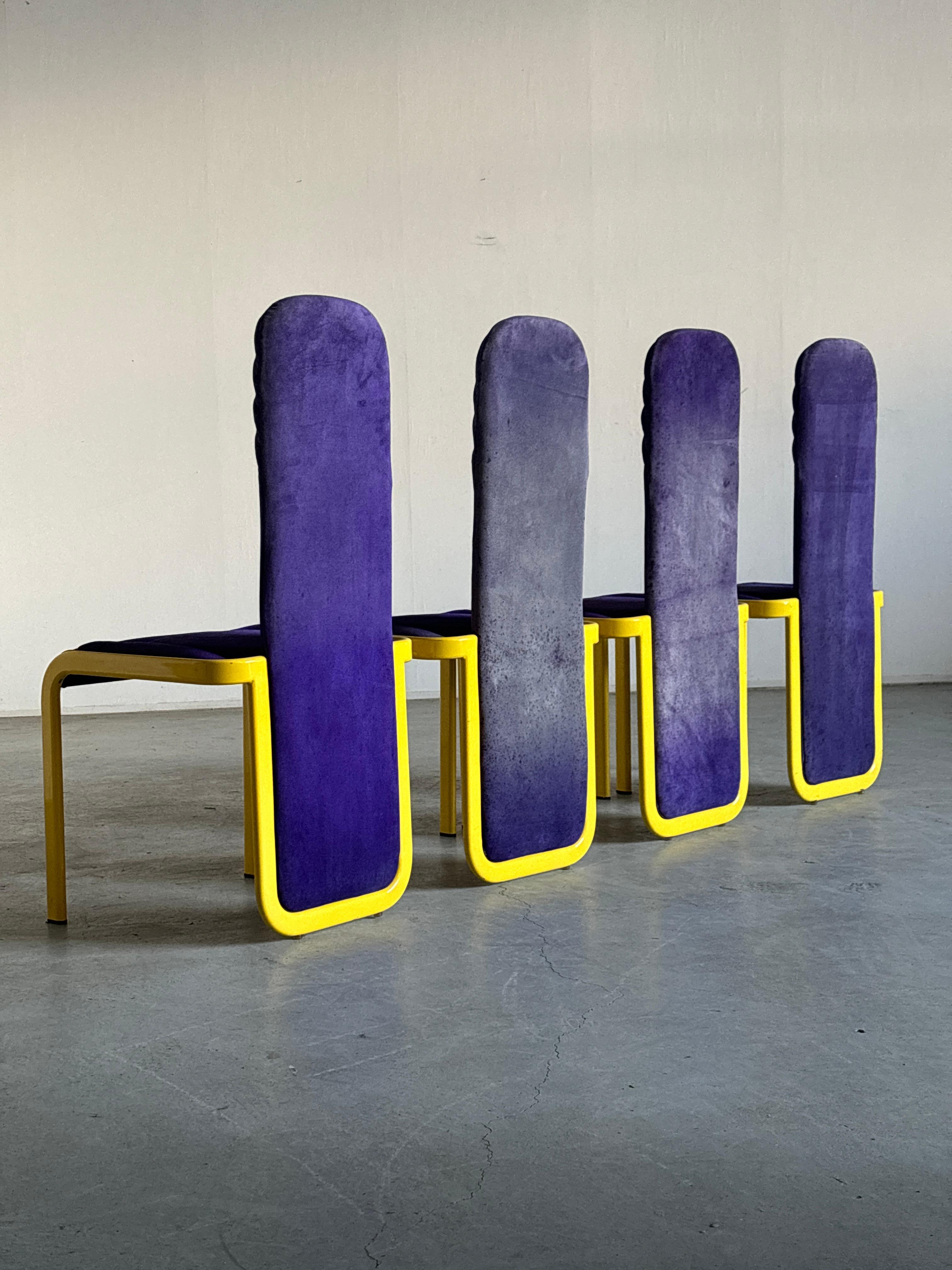 Set di 4 sedie da pranzo postmoderne in stile Memphis in viola e giallo In condizioni discrete in vendita a Zagreb, HR
