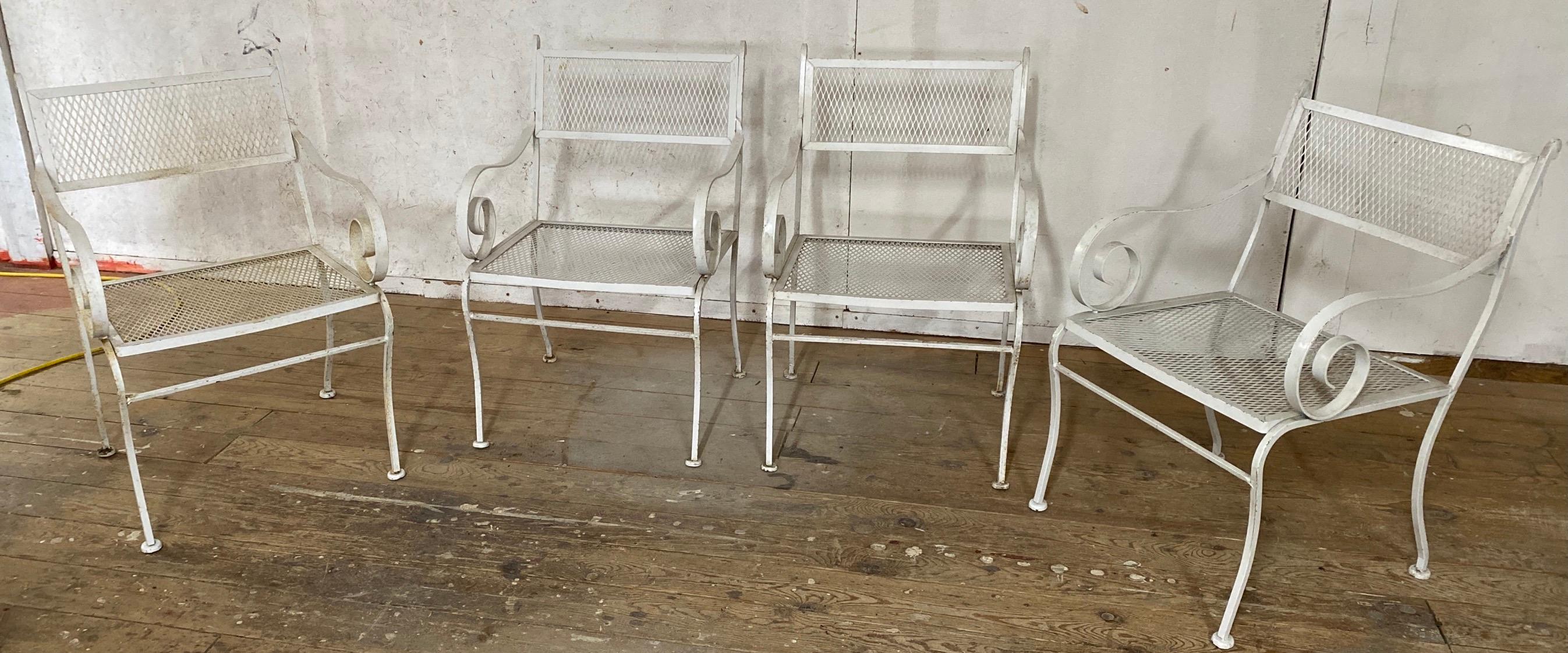 Ensemble de 4 fauteuils de jardin en maille de fer de style Salterini avec assise et dossier en maille.
Un style et des proportions magnifiques pour des sièges de jardin confortables pour les repas et les réceptions.
Utilisez ces chaises longues sur