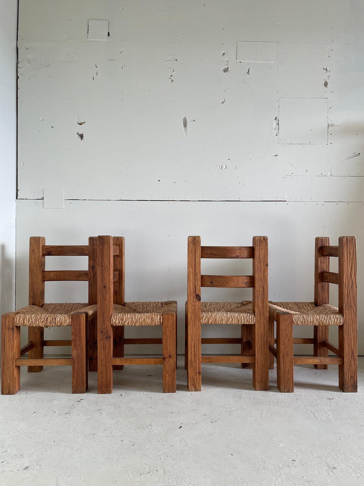 Set of 4 Mexican Pine & Rush Chunky Dining Chairs, circa 1970 In Good Condition In Sarasota, FL