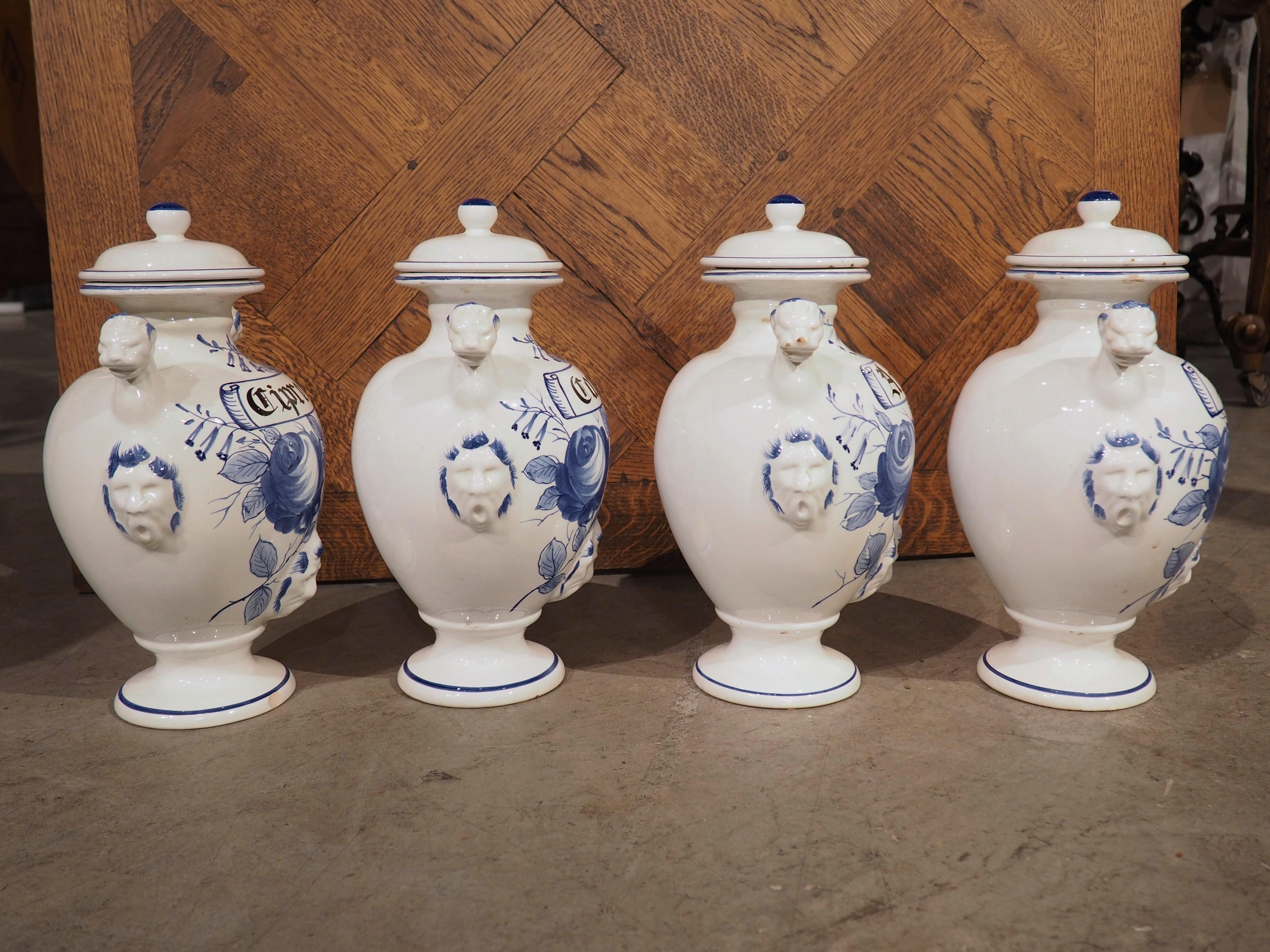 Set von 4 blau-weiß bemalten italienischen Apothekergefäßen aus Keramik aus der Mitte des 20. Jahrhunderts 8