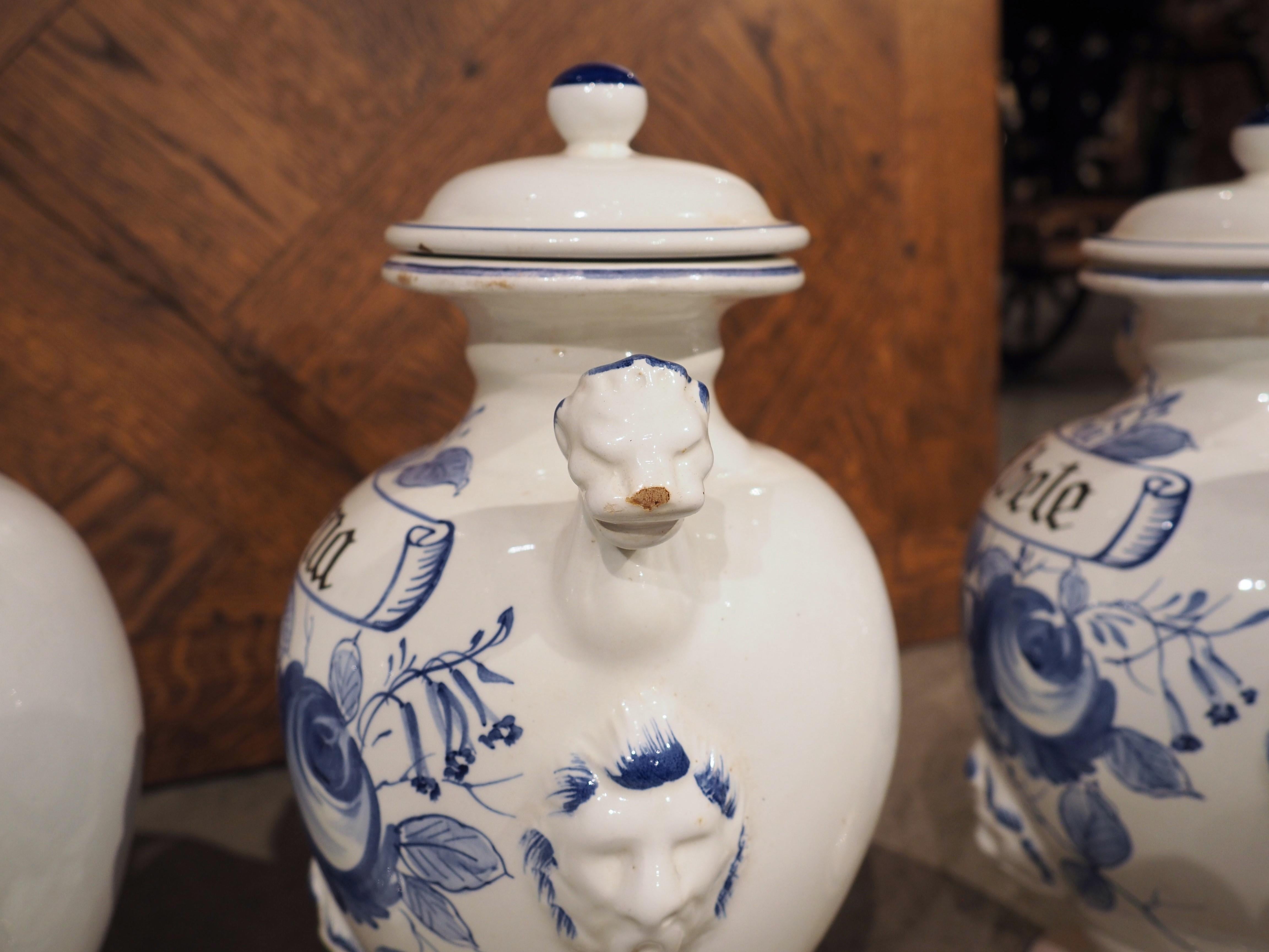 Set von 4 blau-weiß bemalten italienischen Apothekergefäßen aus Keramik aus der Mitte des 20. Jahrhunderts 11