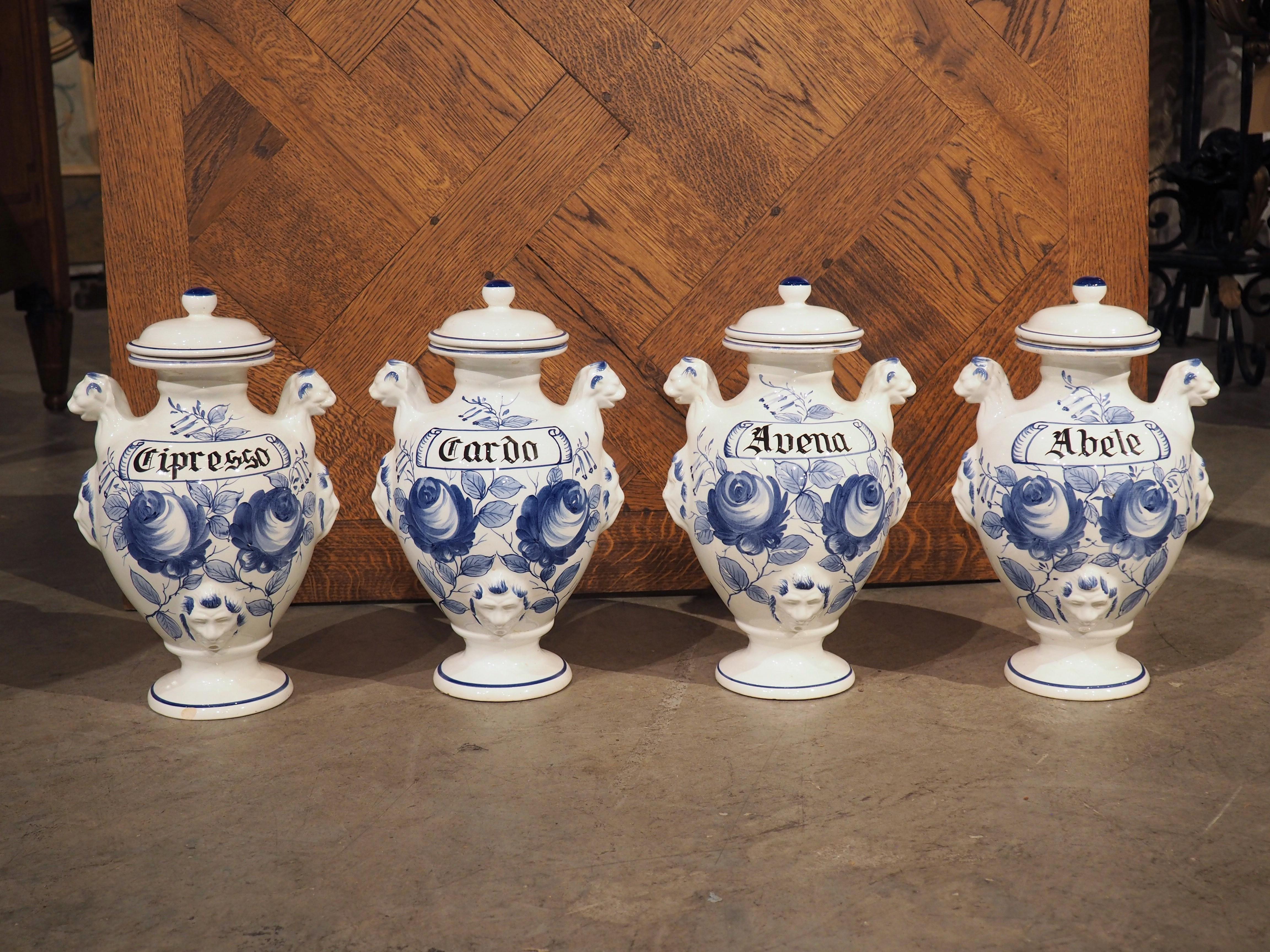 Set von 4 blau-weiß bemalten italienischen Apothekergefäßen aus Keramik aus der Mitte des 20. Jahrhunderts 15
