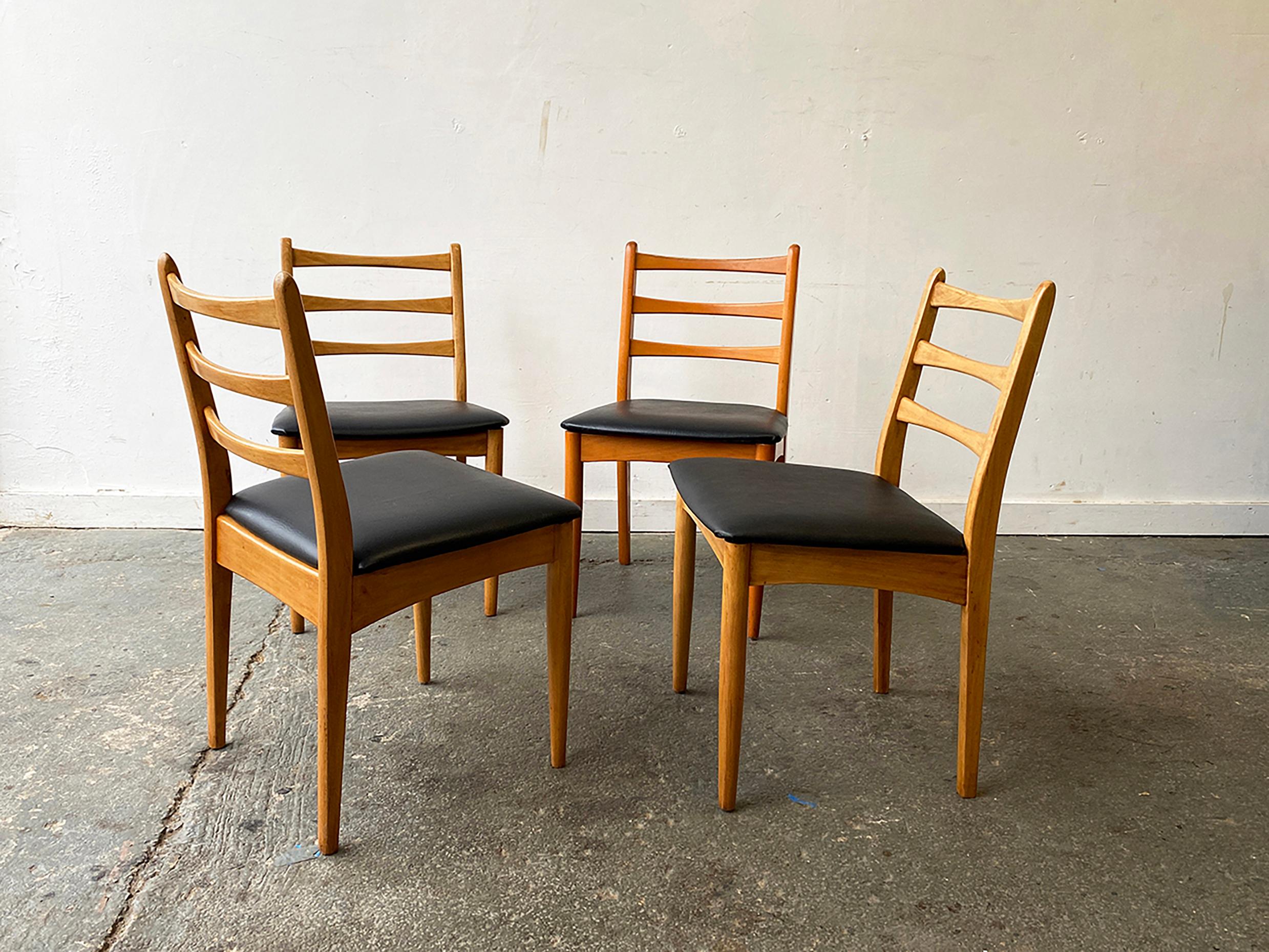 Mid-Century Modern Set of 4 Mid-Century 1970’s dining chairs by Schreiber Furniture For Sale