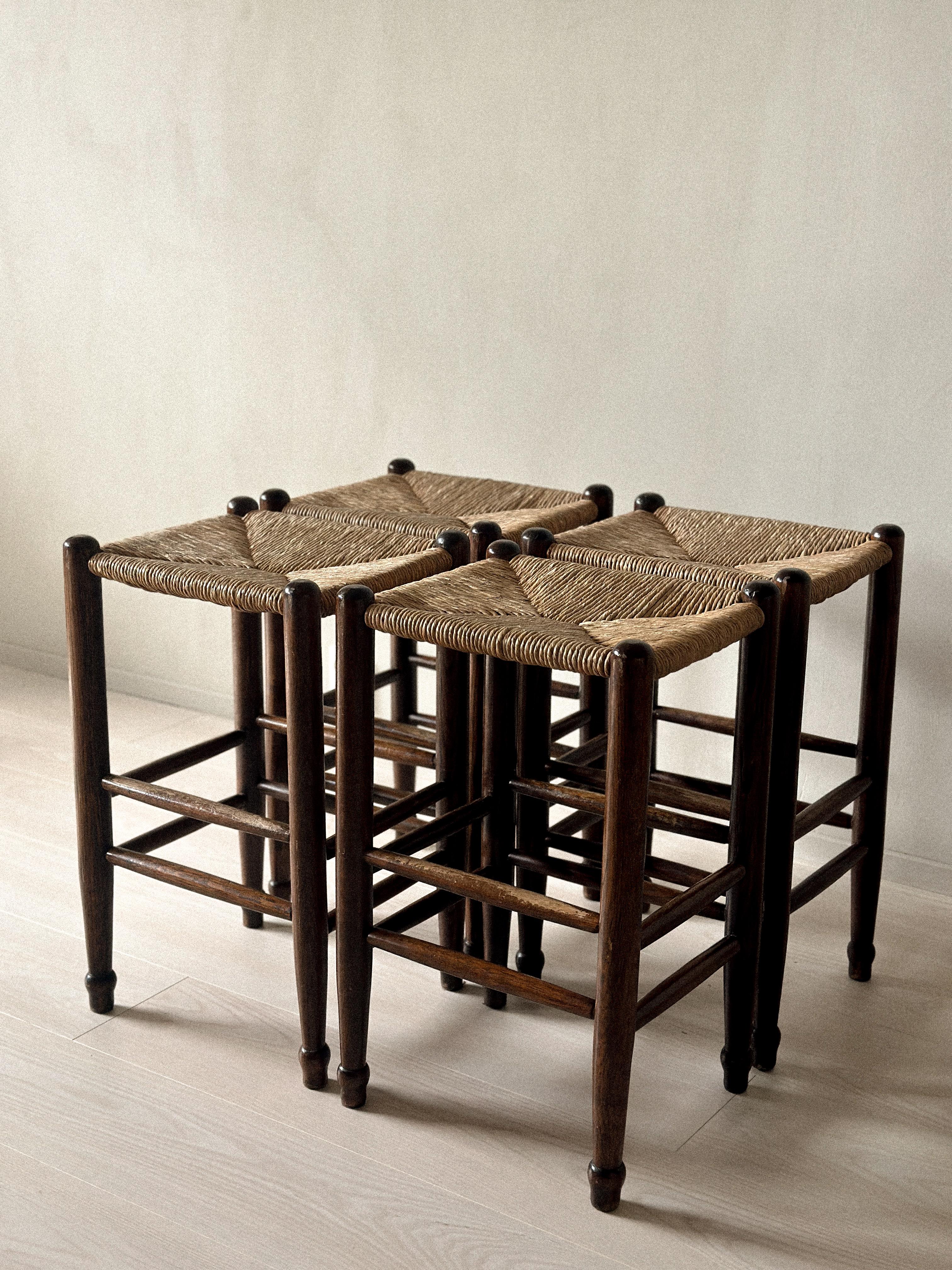 Satz von 4 Barhockern aus der Mitte des Jahrhunderts mit Binsen-Sitzen, Frankreich, ca. 1960er Jahre im Angebot 1