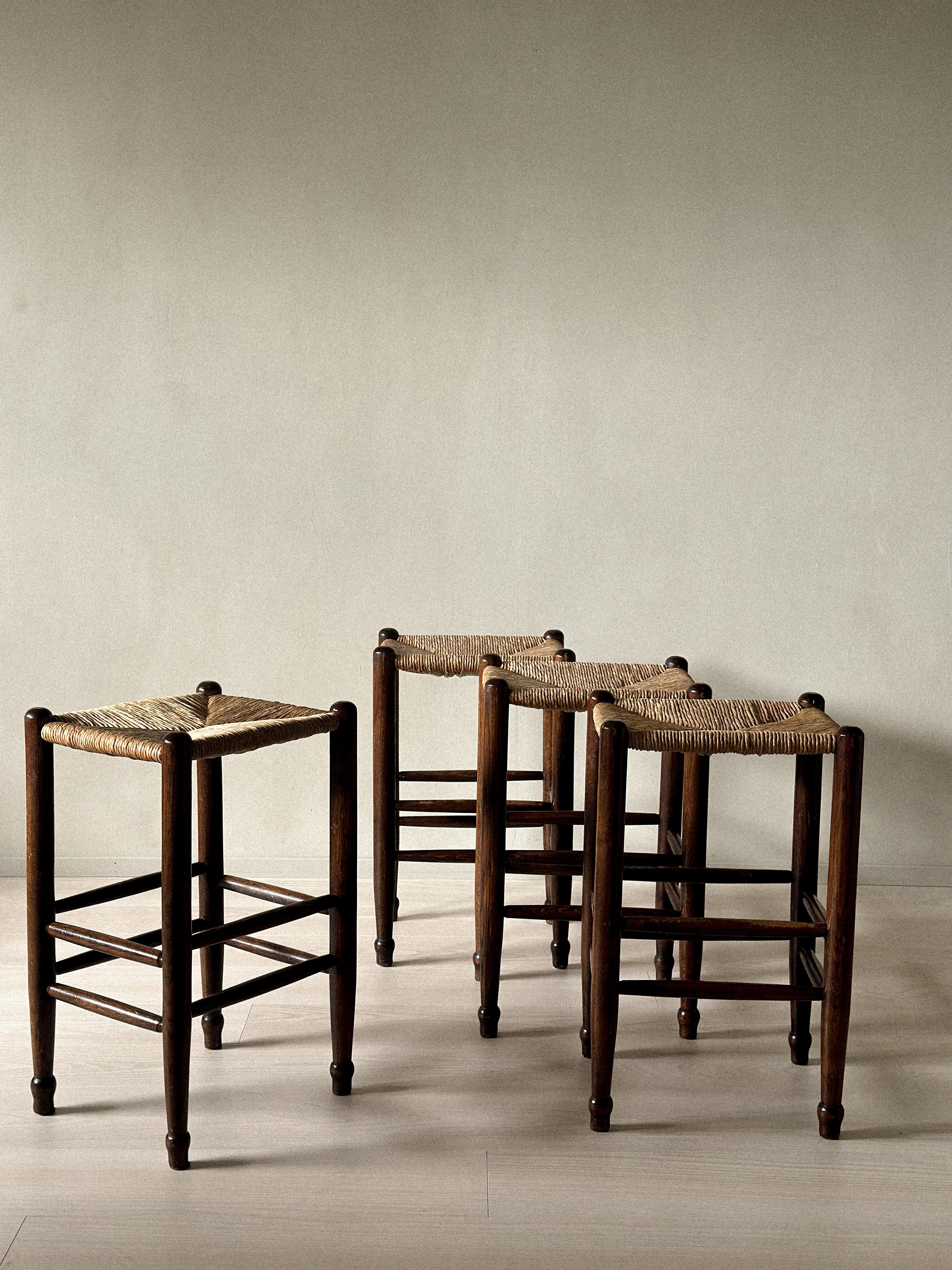 Satz von 4 Barhockern aus der Mitte des Jahrhunderts mit Binsen-Sitzen, Frankreich, ca. 1960er Jahre im Angebot 2