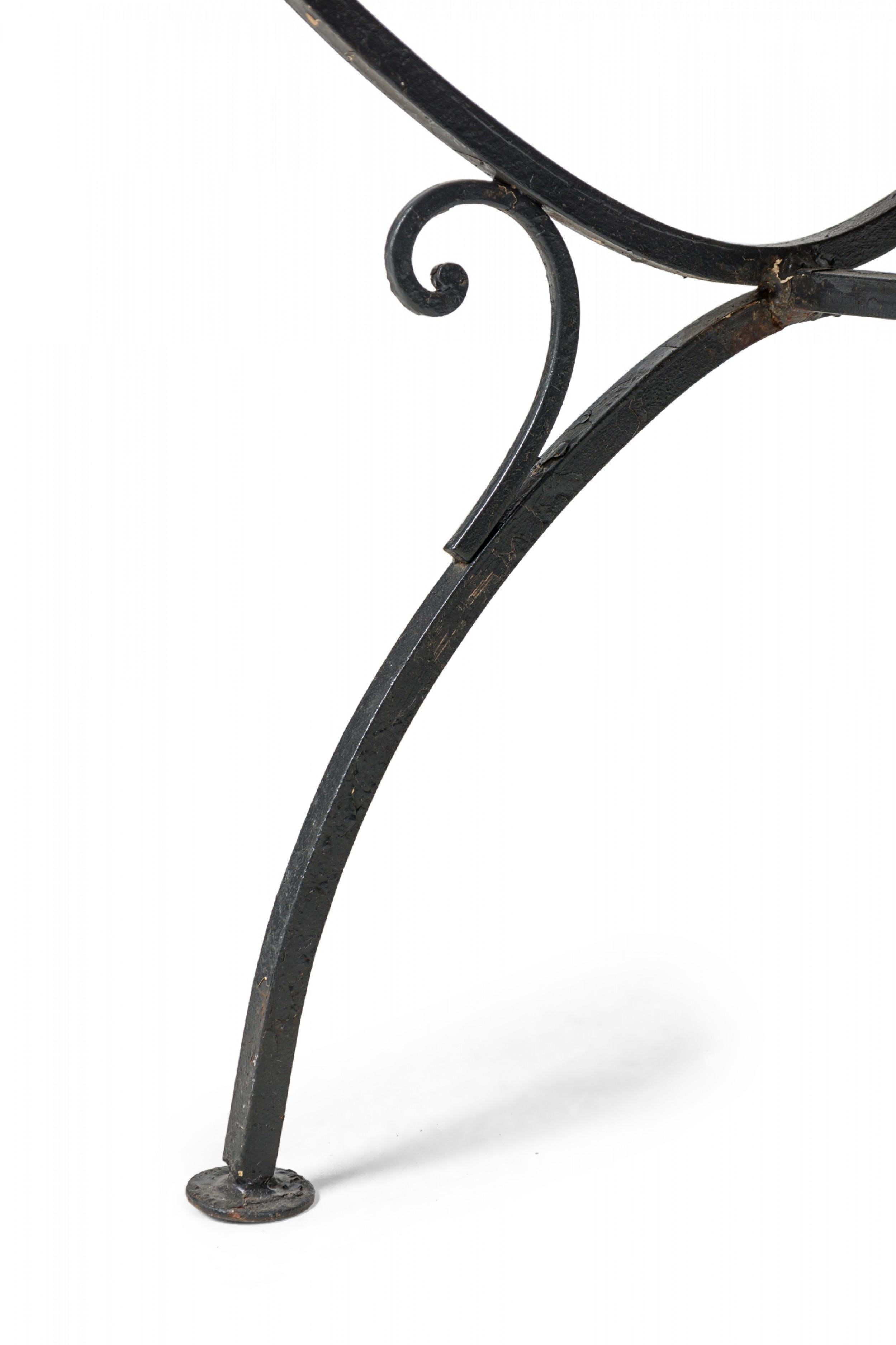 Ensemble de 4 chaises d'appoint en fer forgé noir à motifs floraux du milieu du siècle dernier Bon état - En vente à New York, NY