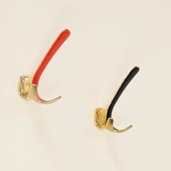 Lot de 4 patères de style « mid-century » en laiton et émail rouge corail et noir, Italie, années 1950