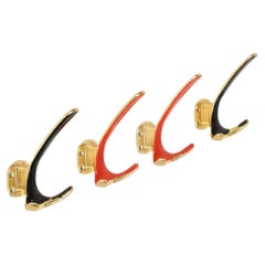 Lot de 4 patères de style « mid-century » en laiton et émail rouge corail et noir, Italie, années 1950